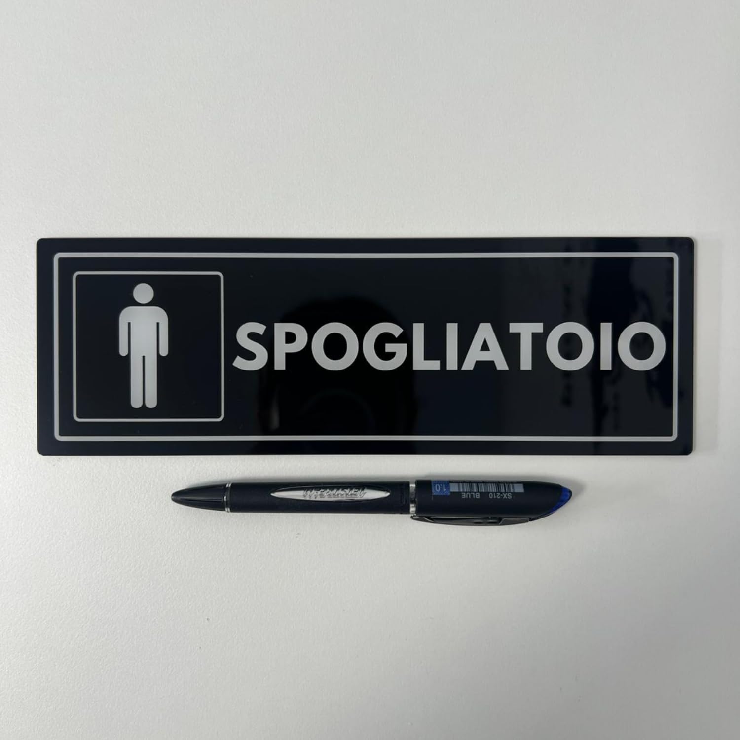 Segnale Spogliatoio Uomini - 7,5 x 23 cm - Spessore 2 mm - Acrilico - Targa Adesiva - Cartello Spogliatoio Maschile - Simbolo Spogliatoio - (Spogliatoio Uomo)