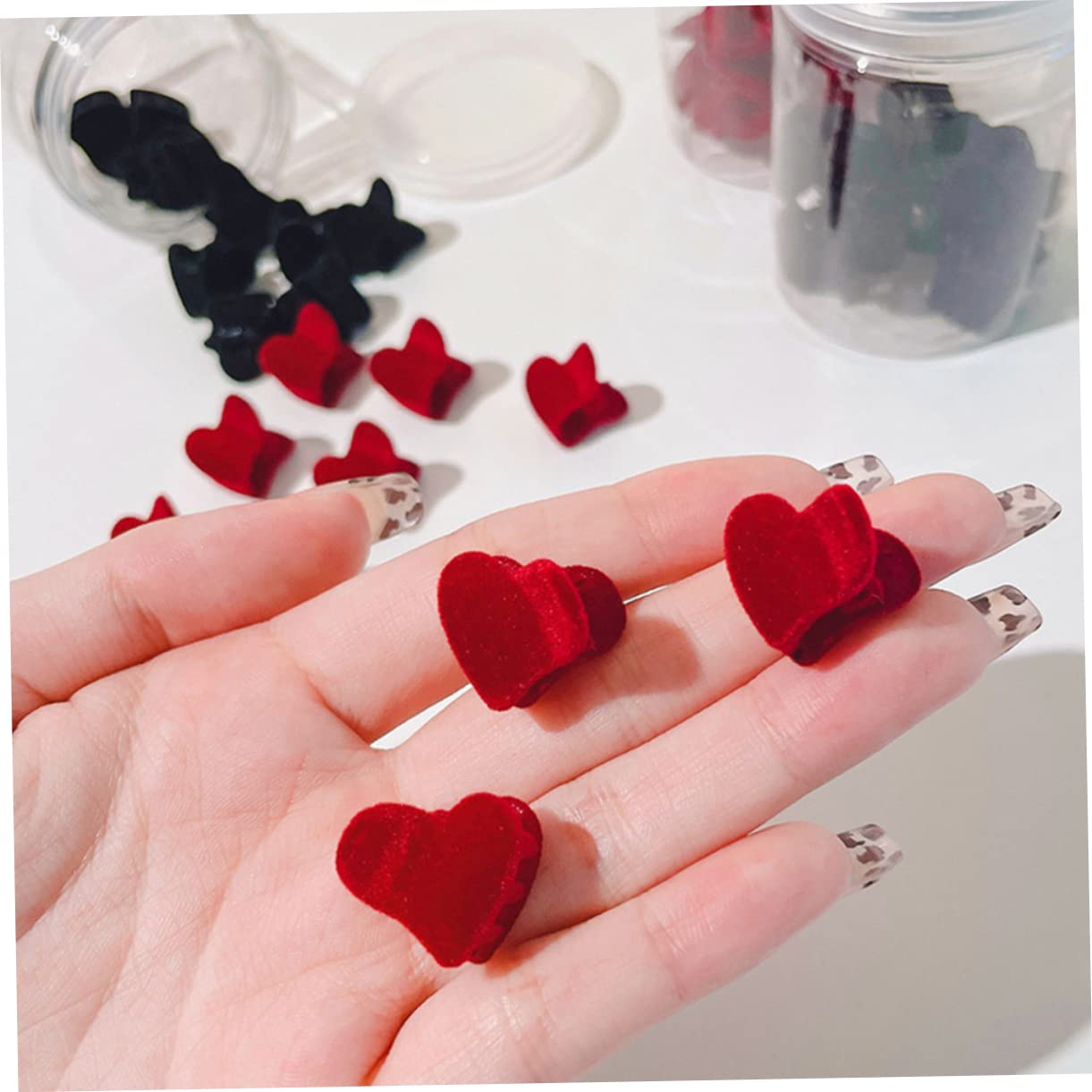 VICASKY Mini Pinces à Cheveux Lot de 16 Griffes Solides Décoratives en Tissu Rouge Forme Cœur et Tête de Lapin Accessoires Mode pour Filles pour Diverses Occasions