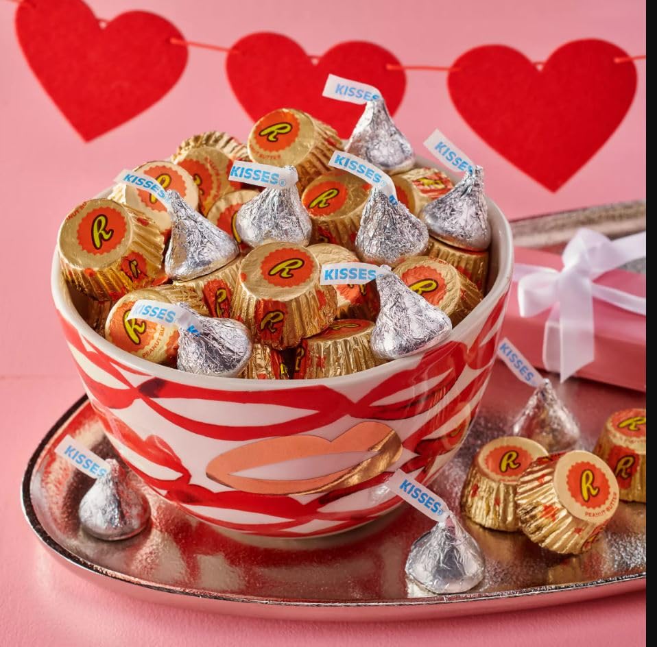 Miniatura 5 de XOXO Hershey - Caja de regalo de chocolate con leche para el día de San Valentín, surtido de chocolate con leche Hersheys Kisses, caramelo de