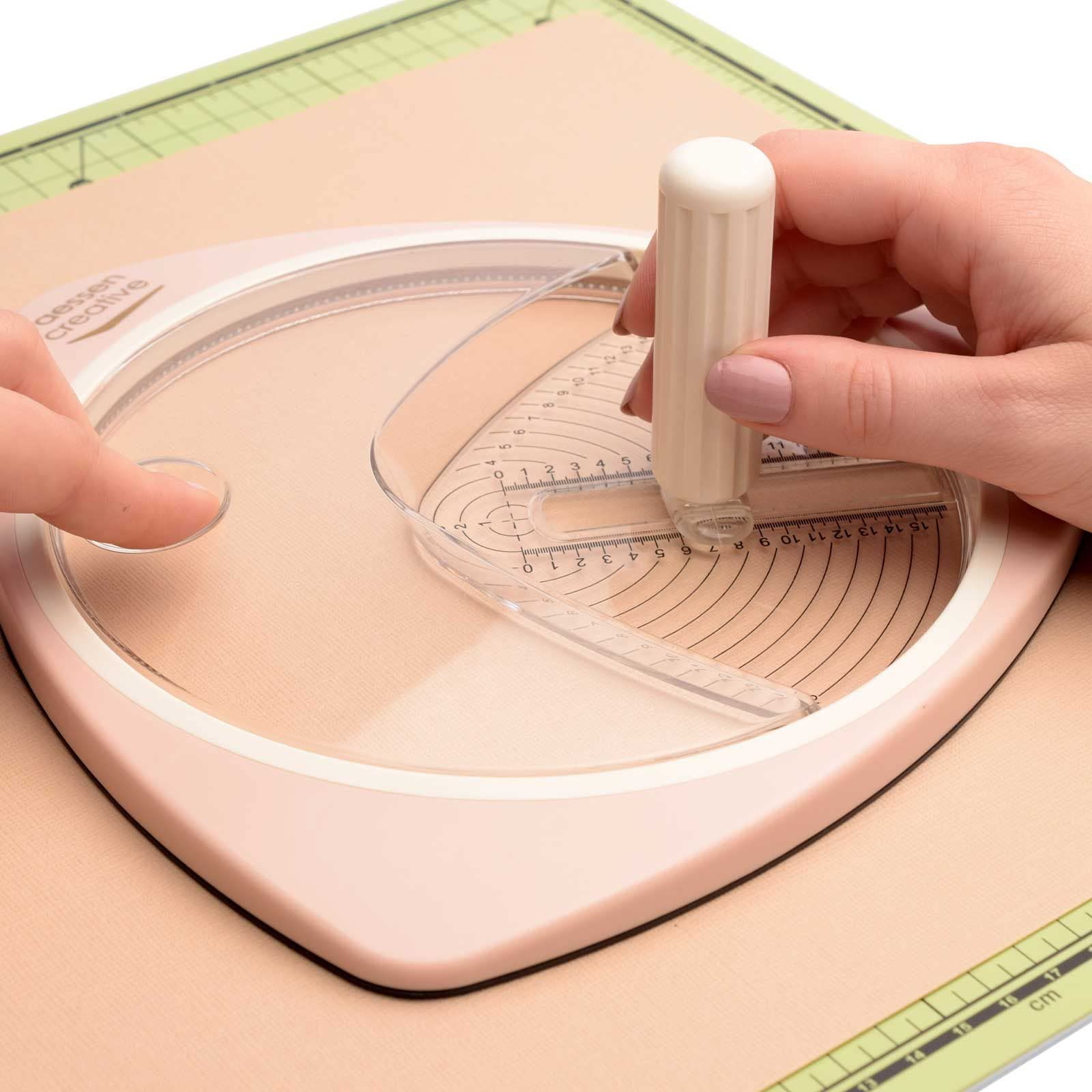 Vaessen Creative Taglierino per Carta – Macchina da Taglio e Accessorio Creativo - Ø 2,5 – Ø 15 cm - su Cartoncino, Etichette, Cartone, Foto e Gommapiuma da Fai-Da-Te - Rosa