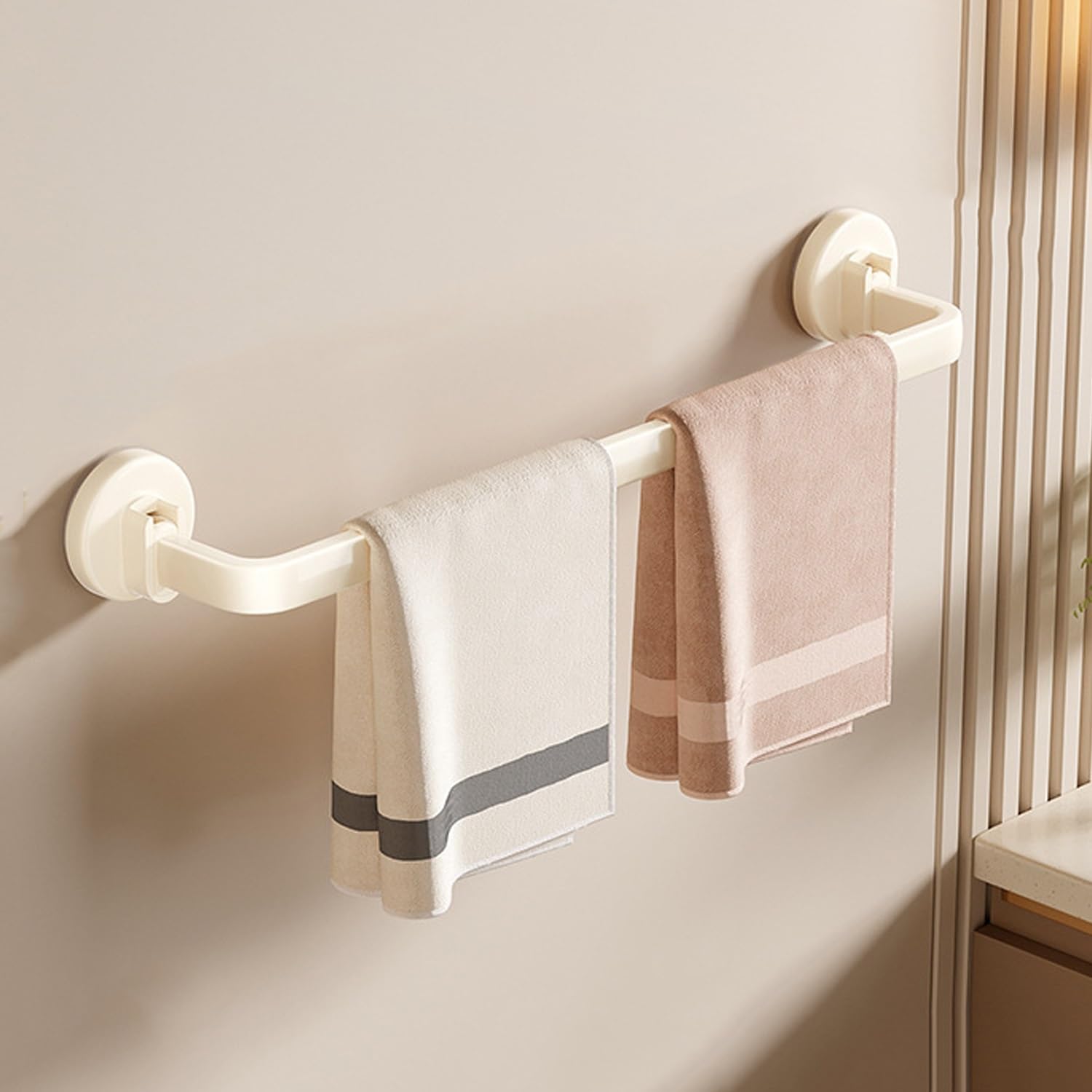 Marre des trous ? Porte-serviettes ventouse amovible 60cm sans perçage pour votre salle de bain