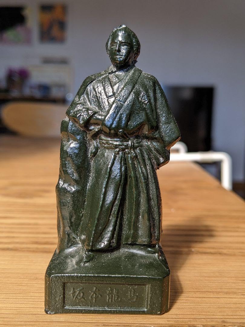 Amazon.co.jp: 坂本龍馬像 ミニレプリカ 置物 箱有り : おもちゃ