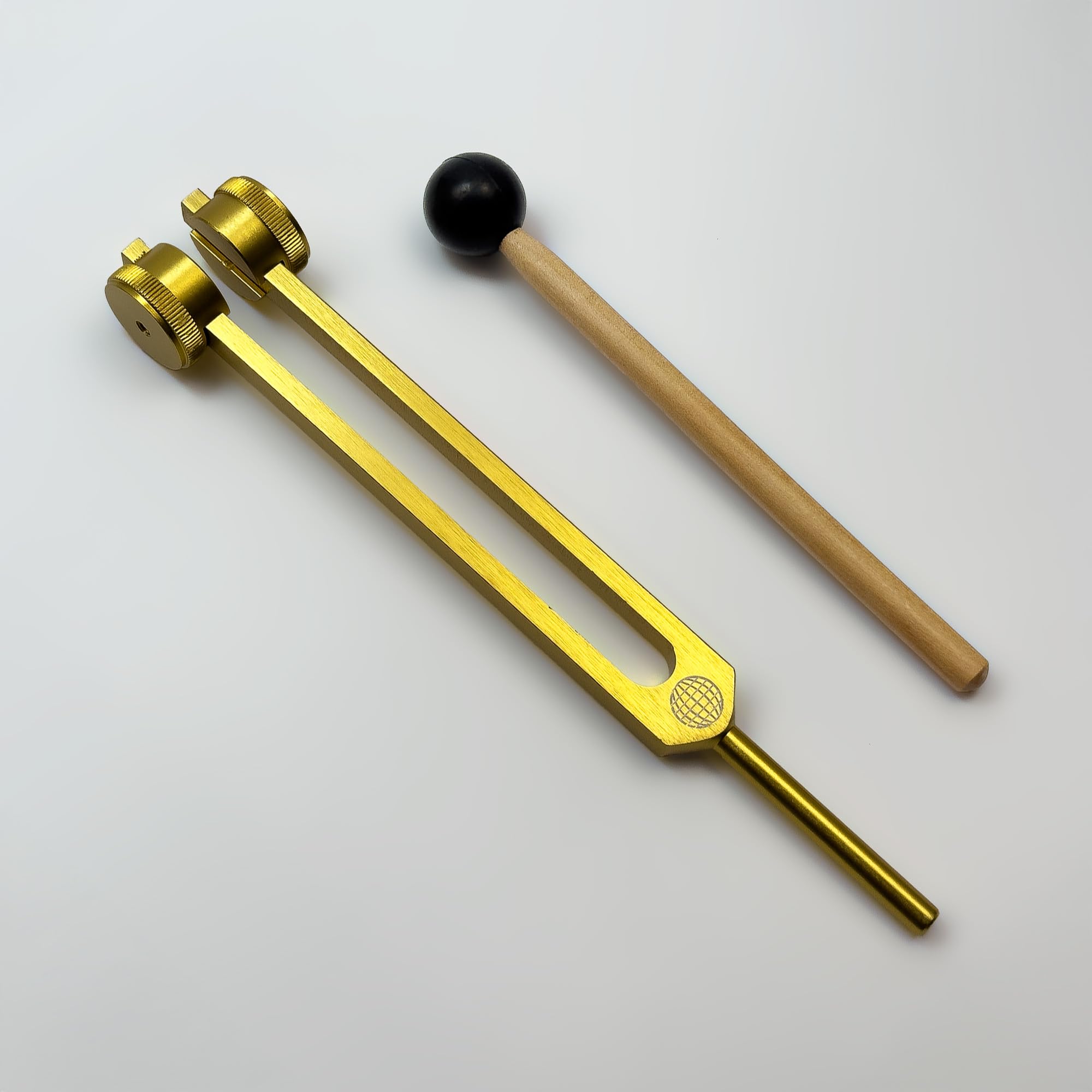 Schumann Stimmgabel mit Erdstern-Gravur, 93,96 Hz | Mit Tragetasche und Rührer, Klangheilungsinstrumenten und Biofeld-Harmonisierung, Chakra-Ausrichtung, Erdstern-Gold