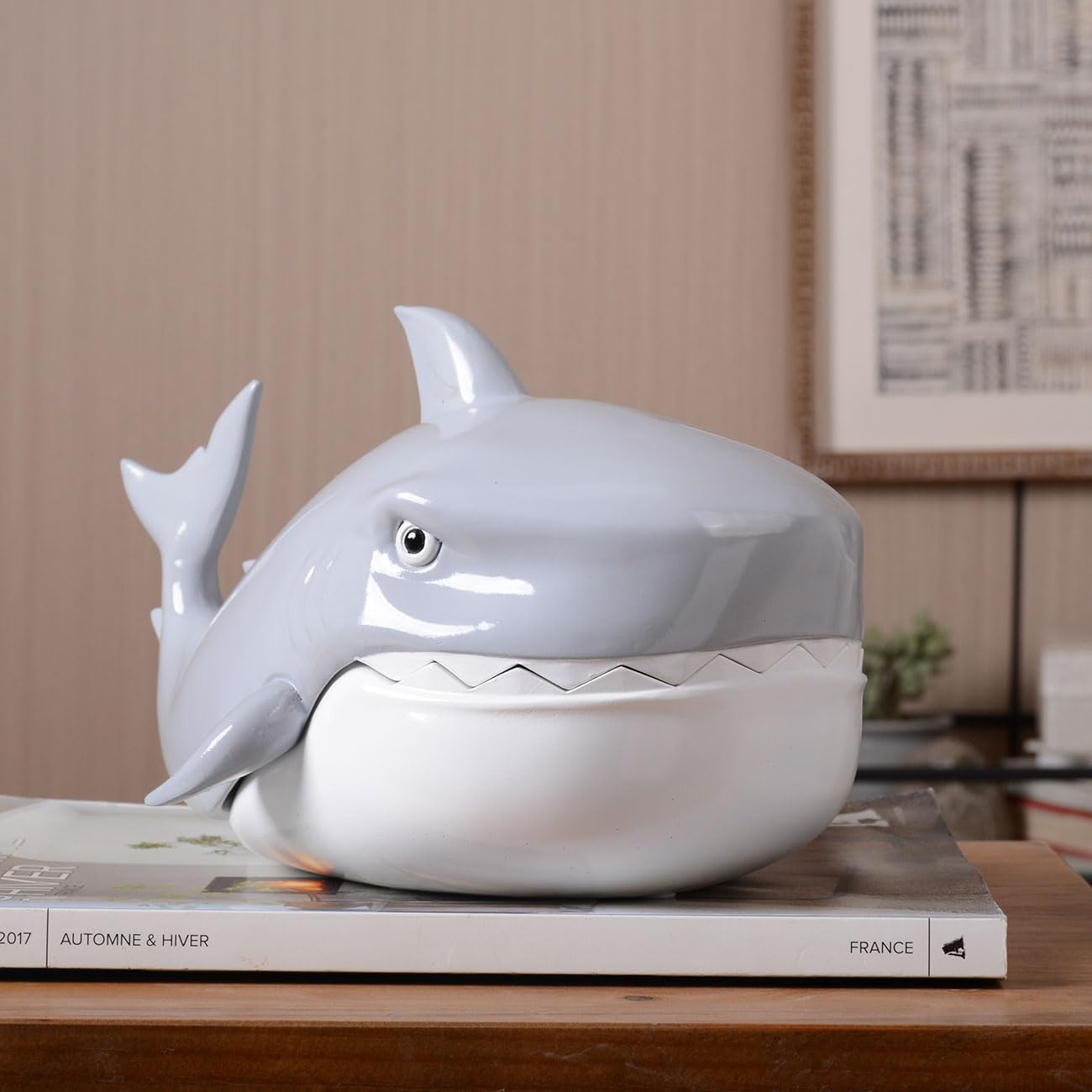 HAUCOZE Boite Biscuits Boîte à Bonbons, Requin Sculpture Océan Statue Moderne Sculpture Cadeau Objet Decoratif pour Cookies Stockage 26cm