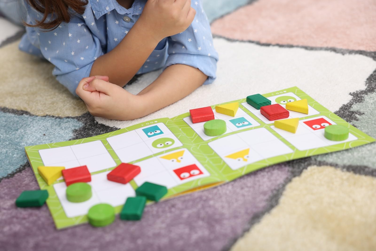 Sudoku Geométrico de Madera – Juguete Educativo con 16 Piezas y 20 Tareas – Estimula la Lógica y la Motricidad Fina – Apto Desde 3 Años