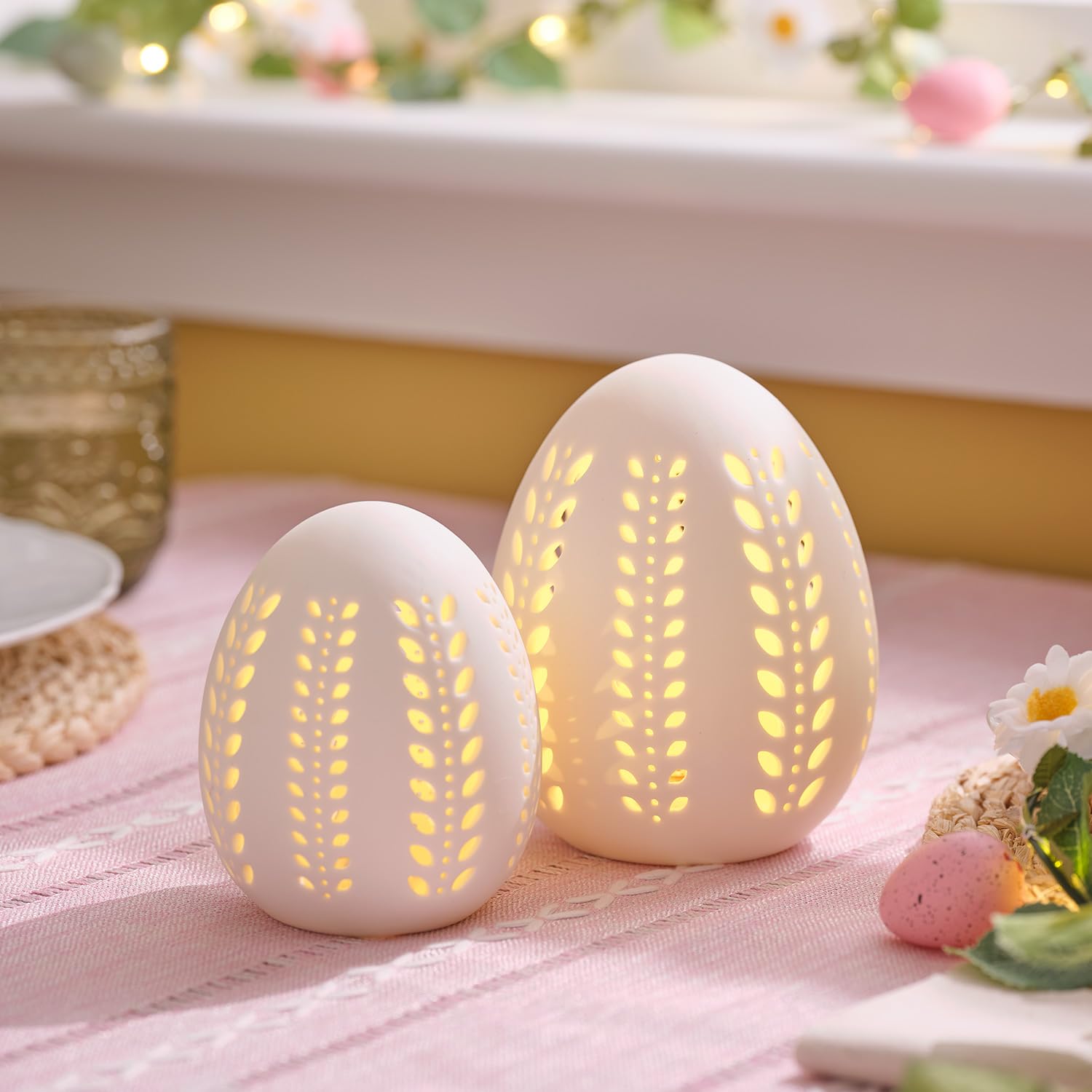 Lights4fun 2er-Set Deko-Keramik-Eier | Warmweiße LEDs | Batteriebetrieben | mit 6h Timer | Deko Ostern Frühjahr für Tisch, Fensterbank & Wohnbereich | Höhe 14,2 cm & 11,5 cm | Weiß
