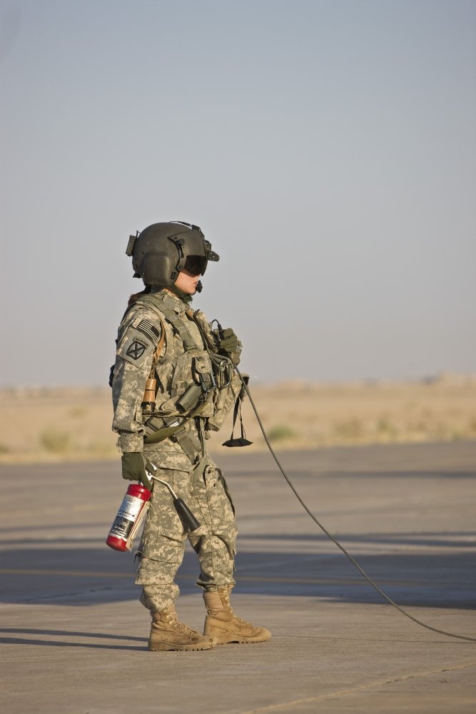 Posterazzi PSTTMO100777MLARGE A UH-60 członek załogi lotniczej Black Hawk stoi obok z gaśnicą Tikrit Irak plakat wydruk 22 x 34