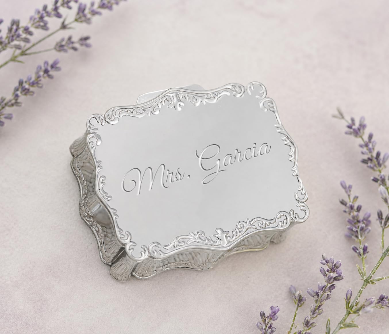 Cherished Moments Caja de recuerdos de joyería pequeña con forma rectangular personalizada con nombre o iniciales grabados, tono plateado