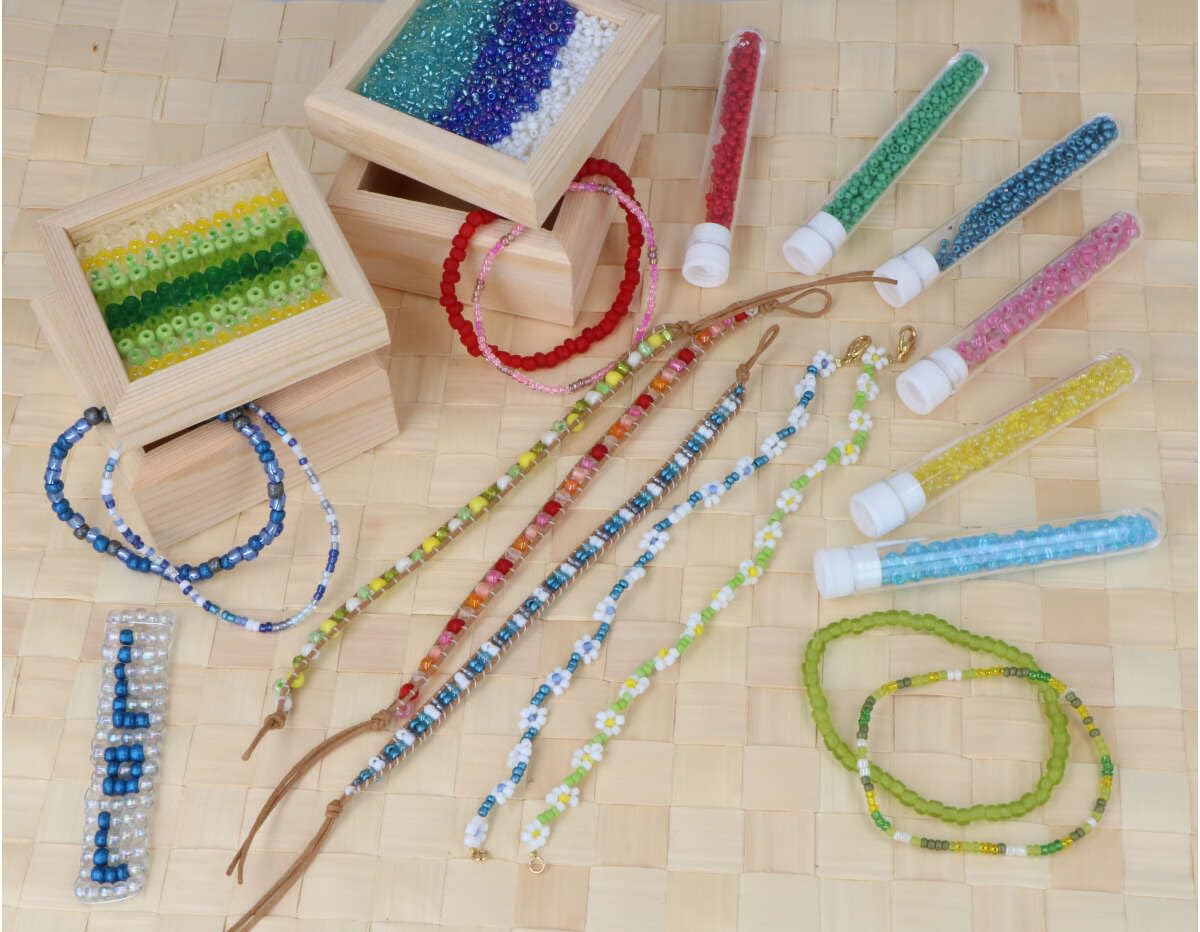INNSPIRO Kit MAXI abalorios de vidrio redonda MIX y acabados medidas 2,3mm. y 3,8mm. 130u.mini tubos y 100m. hilo elástico y tijeras, para hacer tus propias creaciones de bisutería con abalorios