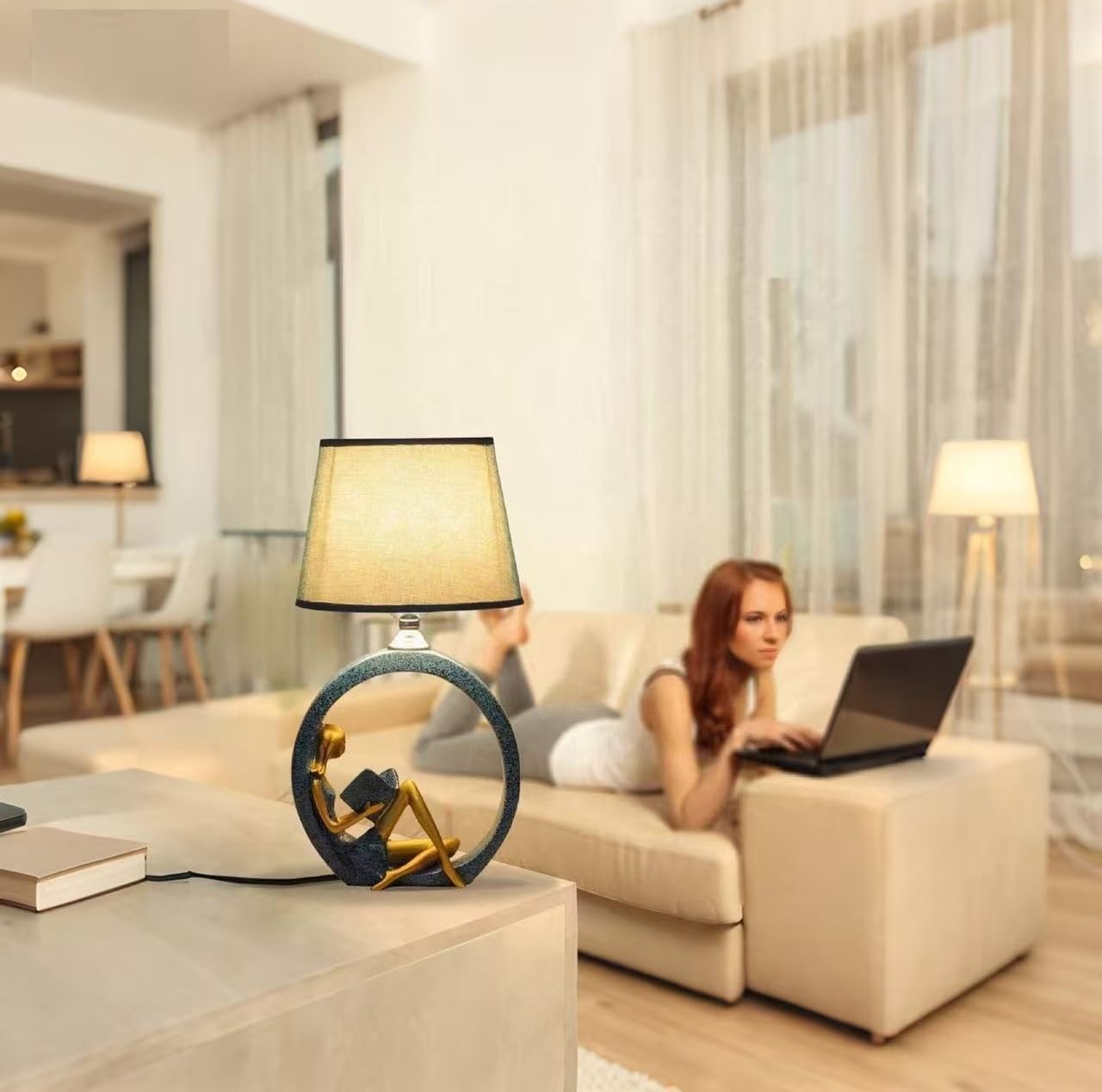 Creative Girl Lampe de bureau décorative avec base de figurine de lecture, vert noirâtre et or, hauteur 43 cm, abat-jour blanc, décoration artistique