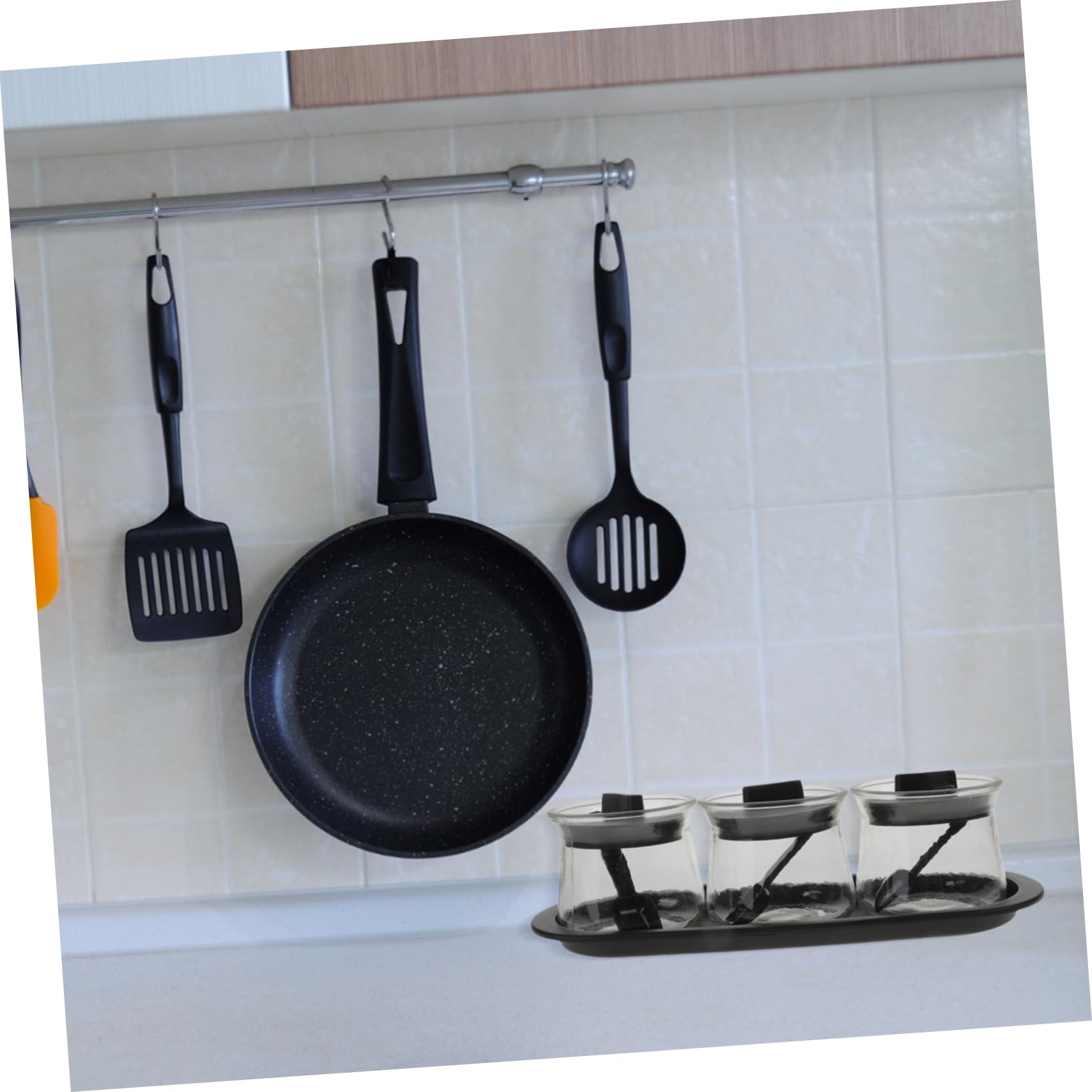 Set 3 Contenitori per Spezie da Cucina Trasparenti in Vetro Soda con Cucchiai Dosatori e Vassoio, Barattoli per Condimenti in Pp per Sale, Pepe e Salse, Pratici per Uso Quotidiano