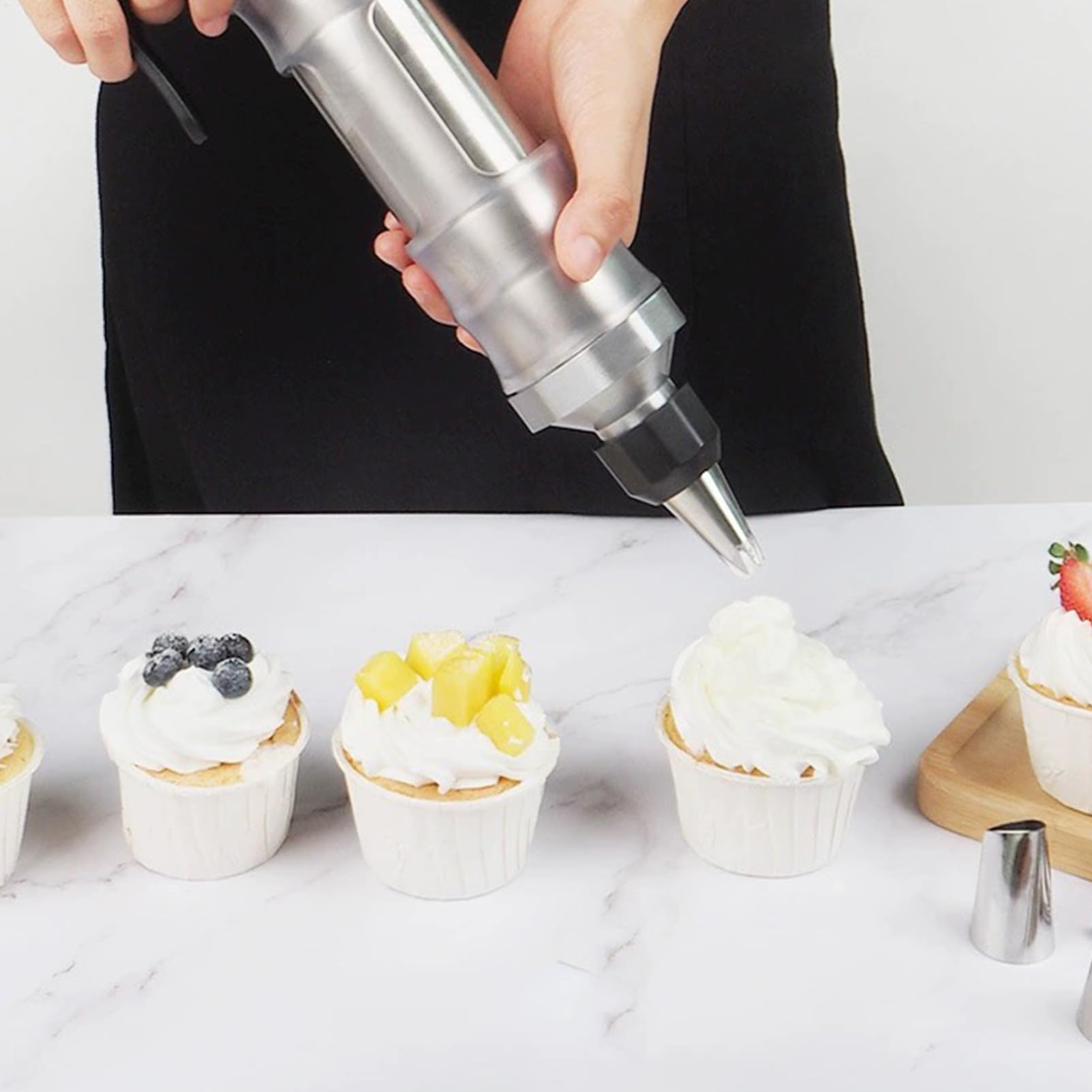 Siringa Professionale in Acciaio Inox per Pasticceria Con 6 Beccucci - per Torte, Marmellata, Cupcake, Biscotti - Colore Nero