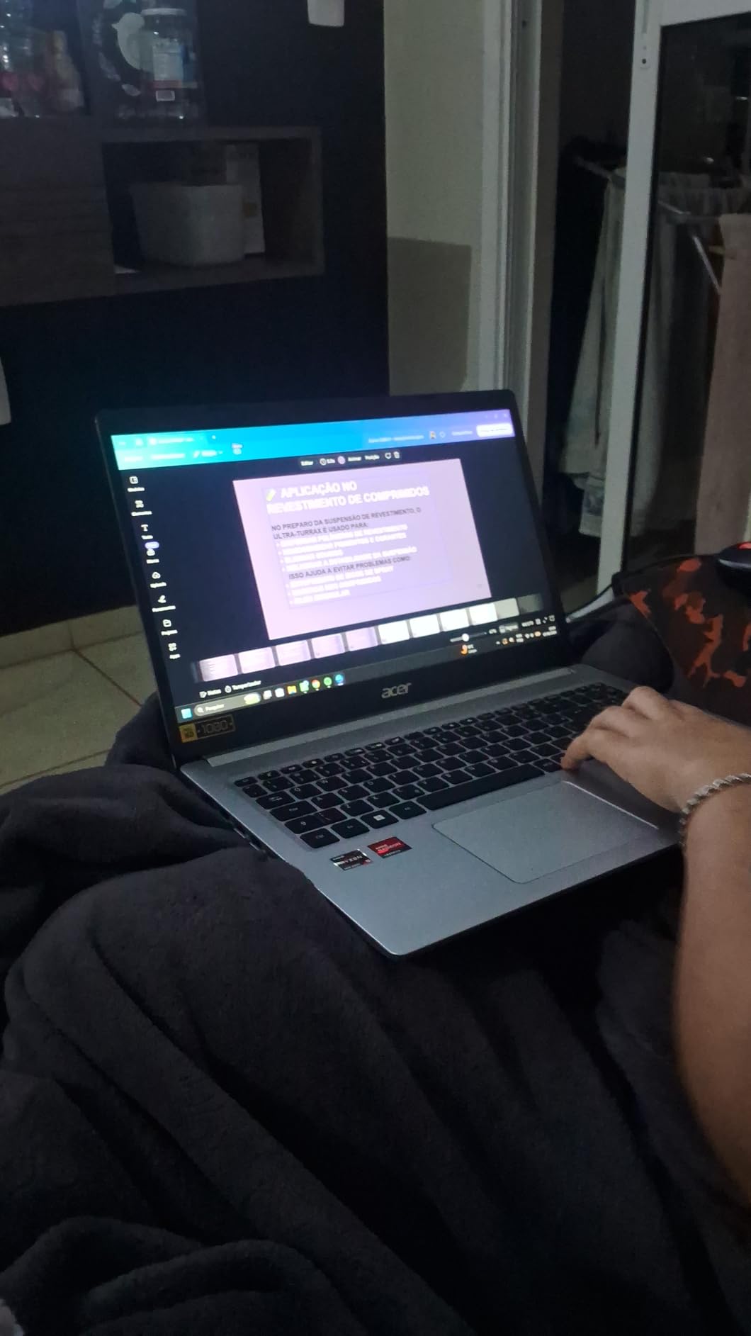 Notebook Acer Aspire 5 sendo utilizado por uma pessoa, exibindo uma apresentação no PowerPoint