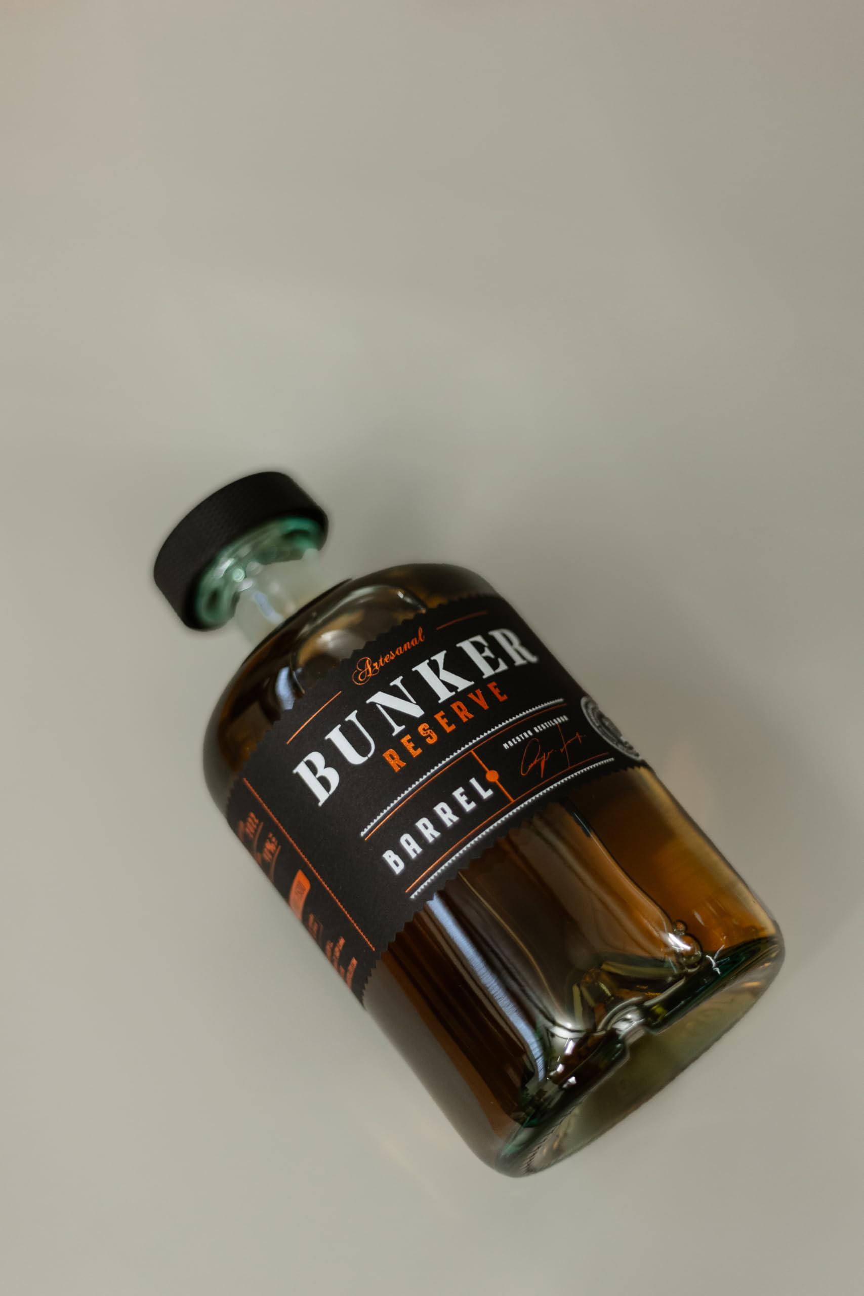 Bunker Distillery - Ginebra Premium Bunker Barrel - Botella 70 cl - Envejecida en Barrica de Roble - Elaboración Artesanal - Sin Gluten - Ingredientes 100% Naturales