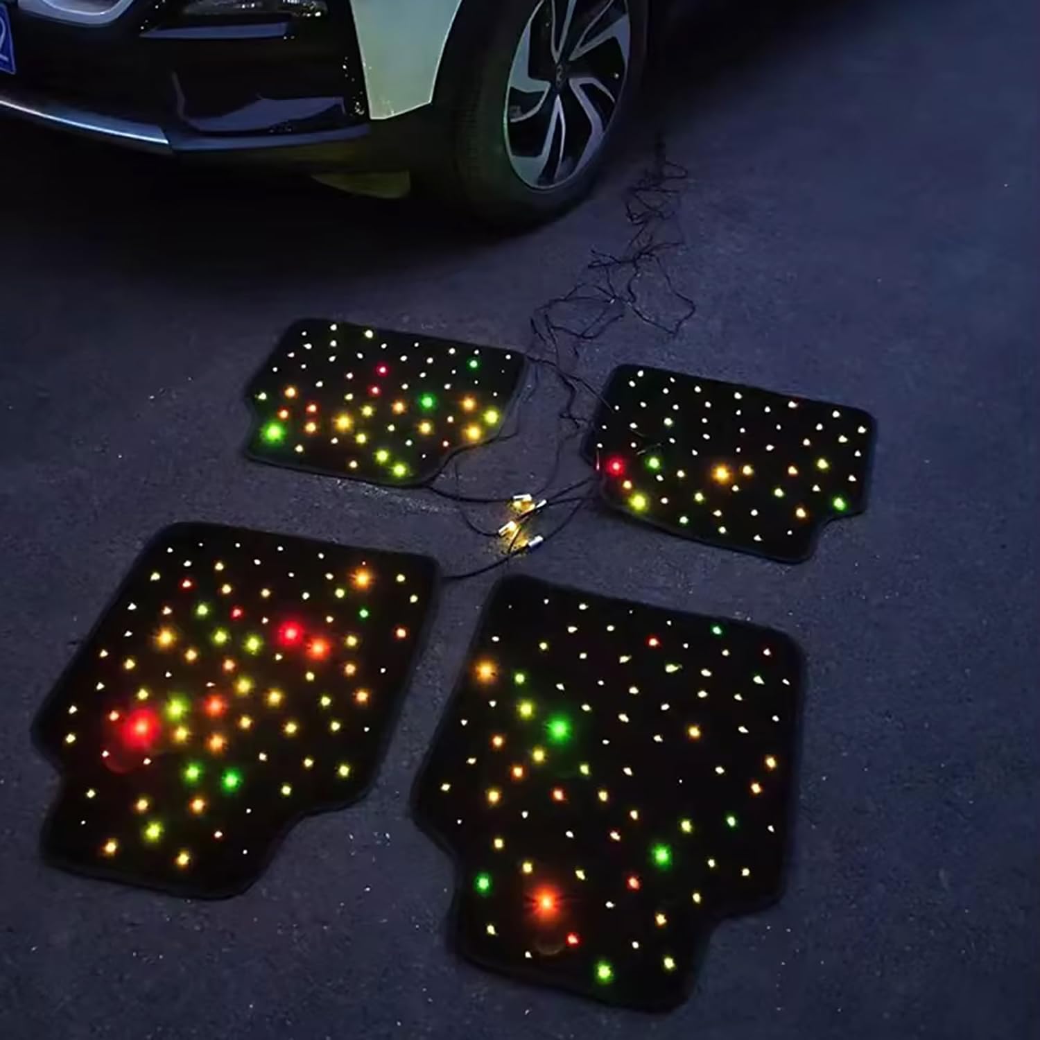 Tappetini LED per auto Starlight, 4 pezzi con luce a stella scintillante, tappetini decorativi universali per auto con controllo app, luci a fibra ottica lavabili, atmosfera luminosa