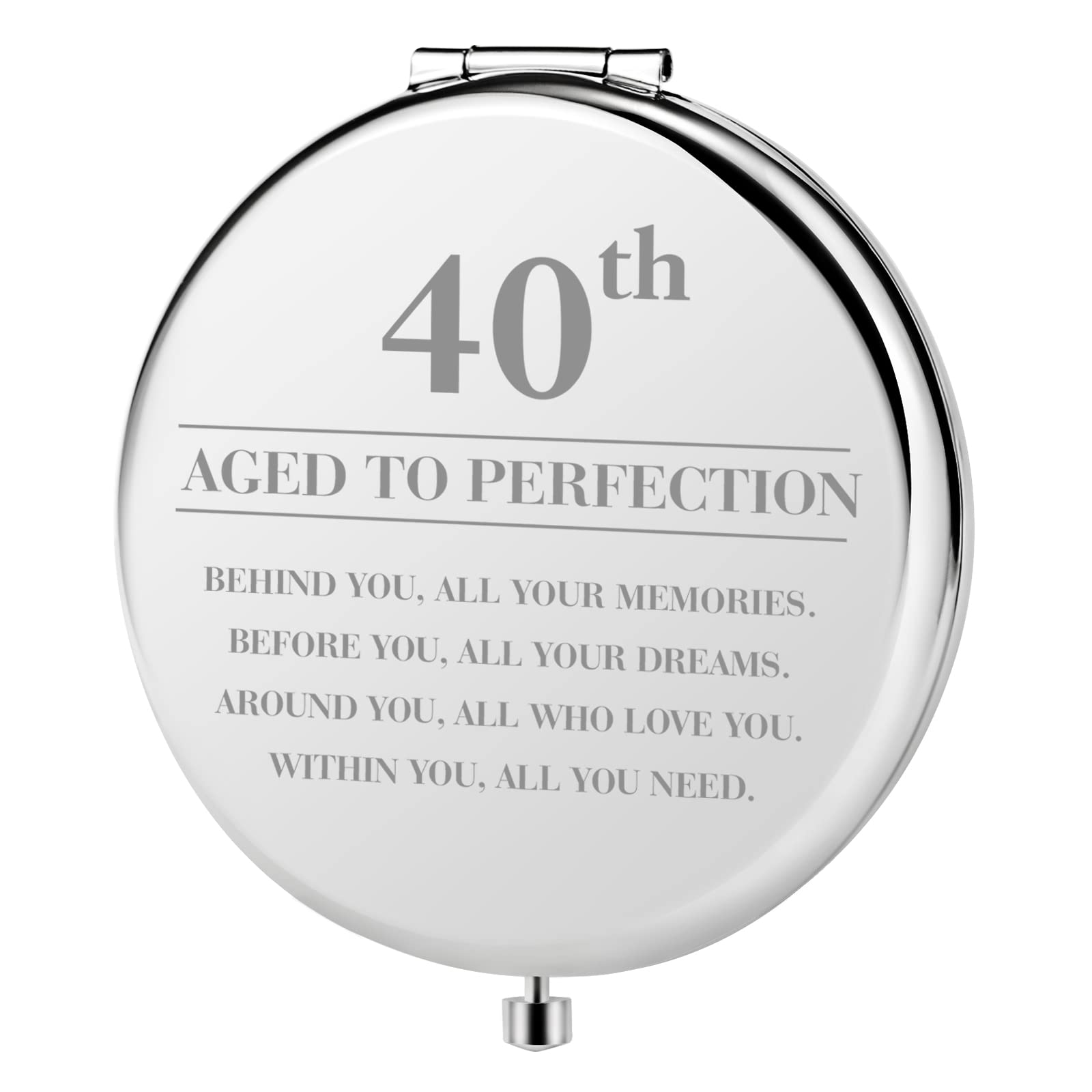 Miroir compact femme de 40 ans pour des retouches maquillage partout