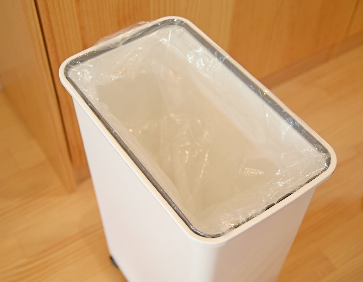 Made In Japan Dust Box Slim Push 30l (with wheels)