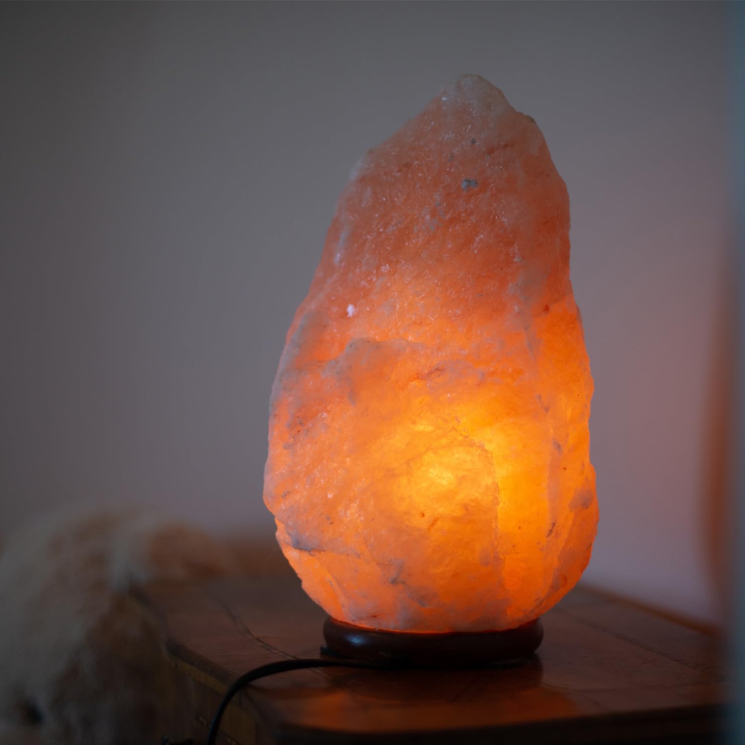 Avilia Lampada di Sale Rosa dell'Himalaya 100% Naturale 1,5-2 Kg - Base in Legno e Lampadina 15W Inclusa - Purificatore d'Aria a Ioni Negativi - Luce Notturna Rilassante per Camera, Studio e Ufficio