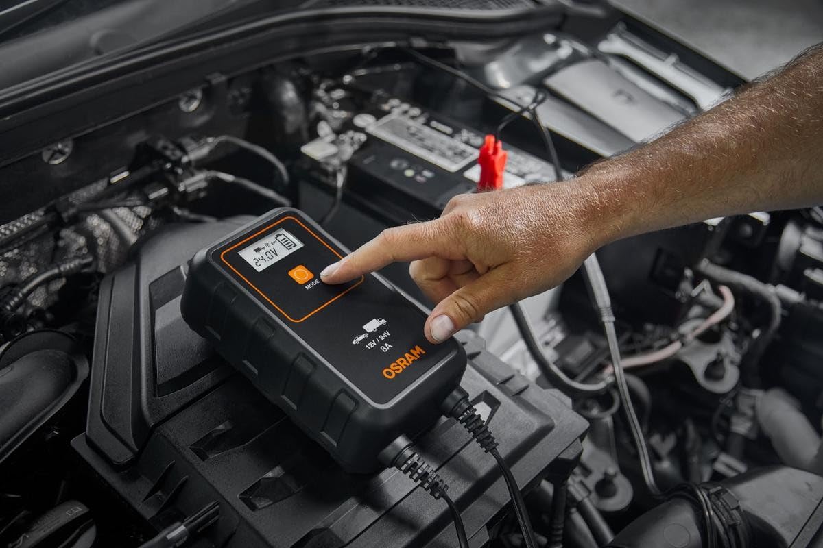 Osram BATTERYcharge 908, 8A Chargeur de Batterie et Entretien de Batteries pour Voitures, Motos, SUV, camionnettes, Petits camions (12V/24V) | pour Voitures, Motos, SUV, camionnettes, Petits camions (12V/24V)