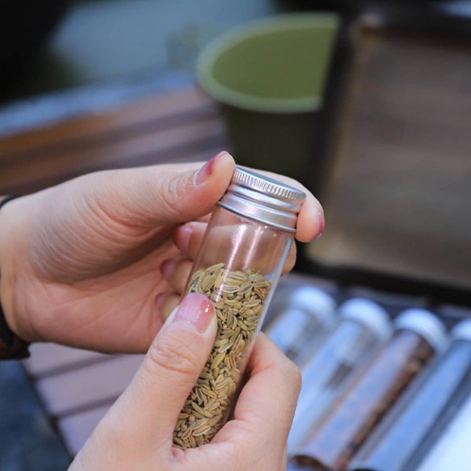 Ronyme Rangement à Épices Rétro en Bambou avec Bouteilles en Verre pour Condiments en Poudre et Granulés Boîte Portable Adaptée au Camping Repas en Plein Air