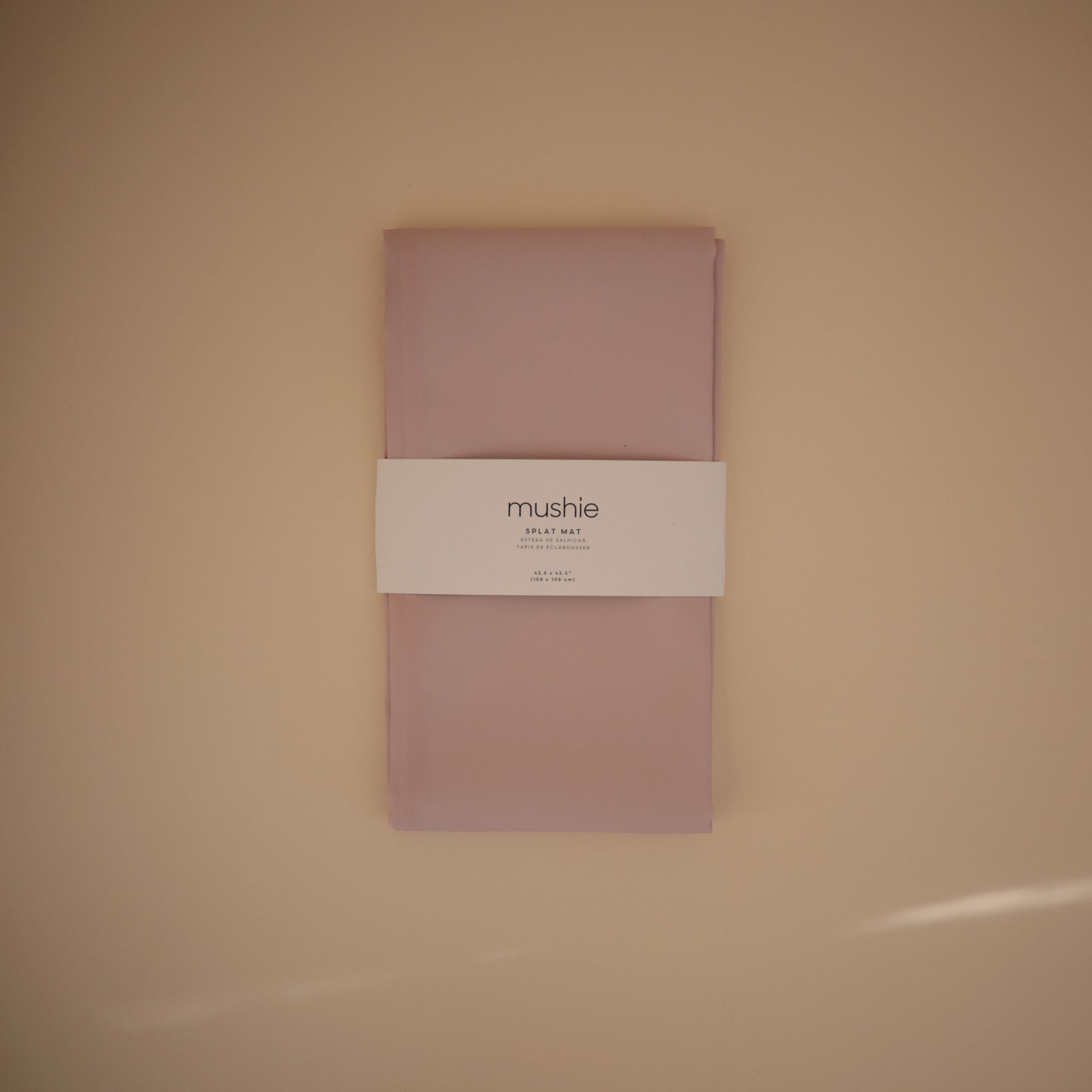 Mushie Splat Mat 108x108 cm | Tappetino impermeabile, leggero, resistente e senza BPA | Perfetto per seggiolone, pappa e svezzamento, protezione pavimento (Blush)