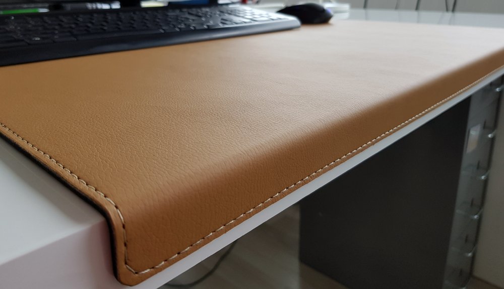 Gewinkelte Schreibtischunterlage mit Kantenschutz sanft lux Leder 70 x 47 Beige
