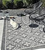 Leicht zu reinigen：Diese Terrassenmatte ist maschinenwaschbar, ohne sich Sorgen um Sand/Staub draußen zu machen. Wischen Sie sie einfach ab oder verwenden Sie einen Staubsauger, um eine brandneue Aussenteppich zu erhalten. Und unsere Terrassenmatten sind mit lockigem Haar verpackt, so dass Sie sich keine Sorgen über Falten machen müssen.
