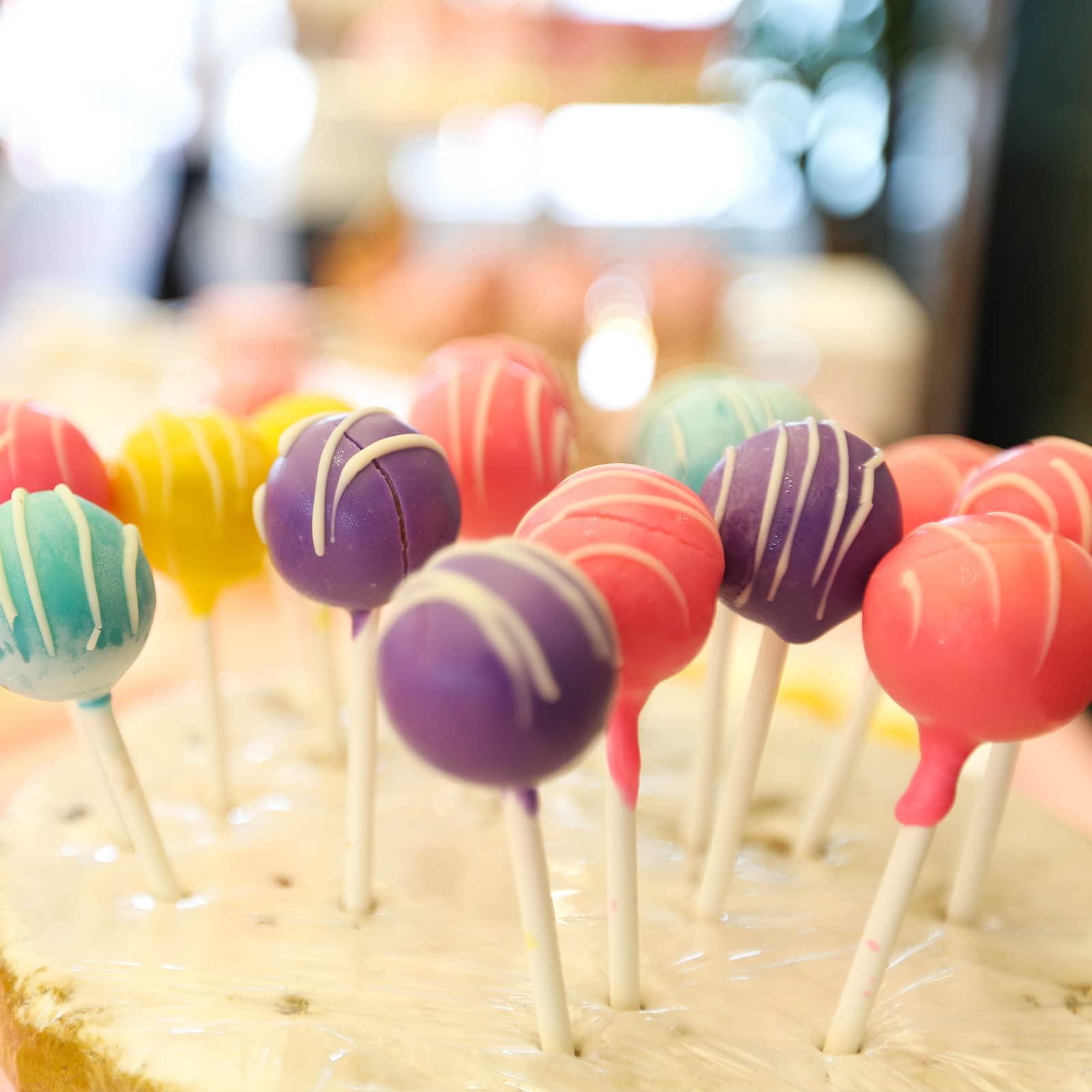 Zilveren Lolly Cake Pop Treat Bag Set Inclusief 100 stuks Pakketzakken, 100 stuks Papierachtige Traktatie Sticks, 100 stuks Kleurrijke Metallic Twist Ties voor het maken van lolly's, Cake Pops