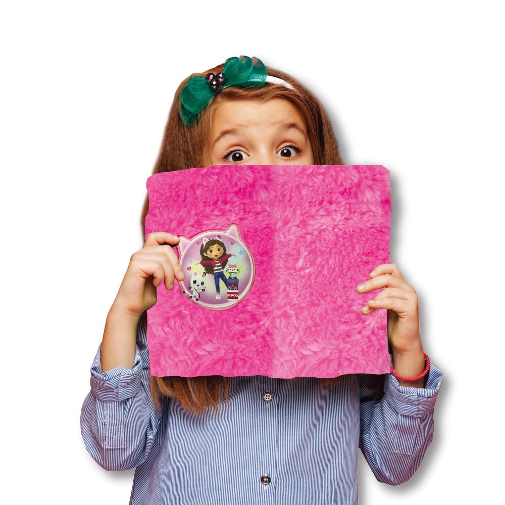 Cefa Toys - Dziennik aktywności Gabby Dollhouse Pink Plush Journal z 80 stronami, zawiera 3 naklejki i długopis, nie zawiera kłódki, odpowiedni dla dzieci od 6 lat