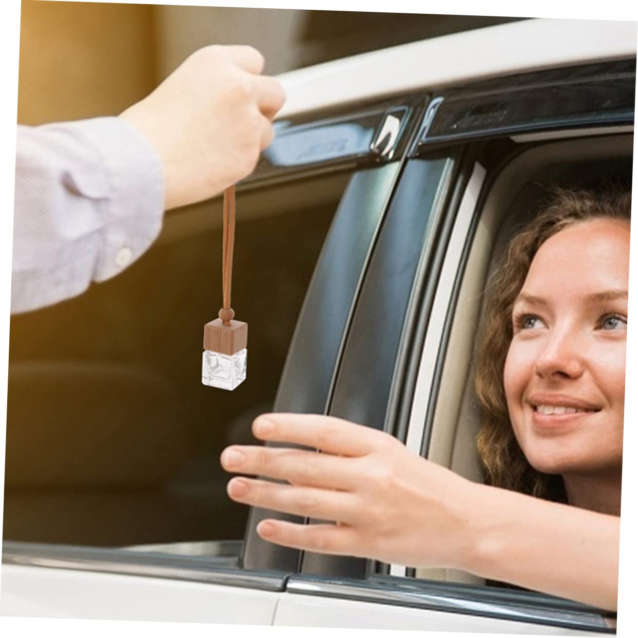 12 Stück Auto Duftflaschen zum Aufhängen Leere Parfümflaschen aus Glas und Holz Nachfüllbar für Duftöl Auto und Büro