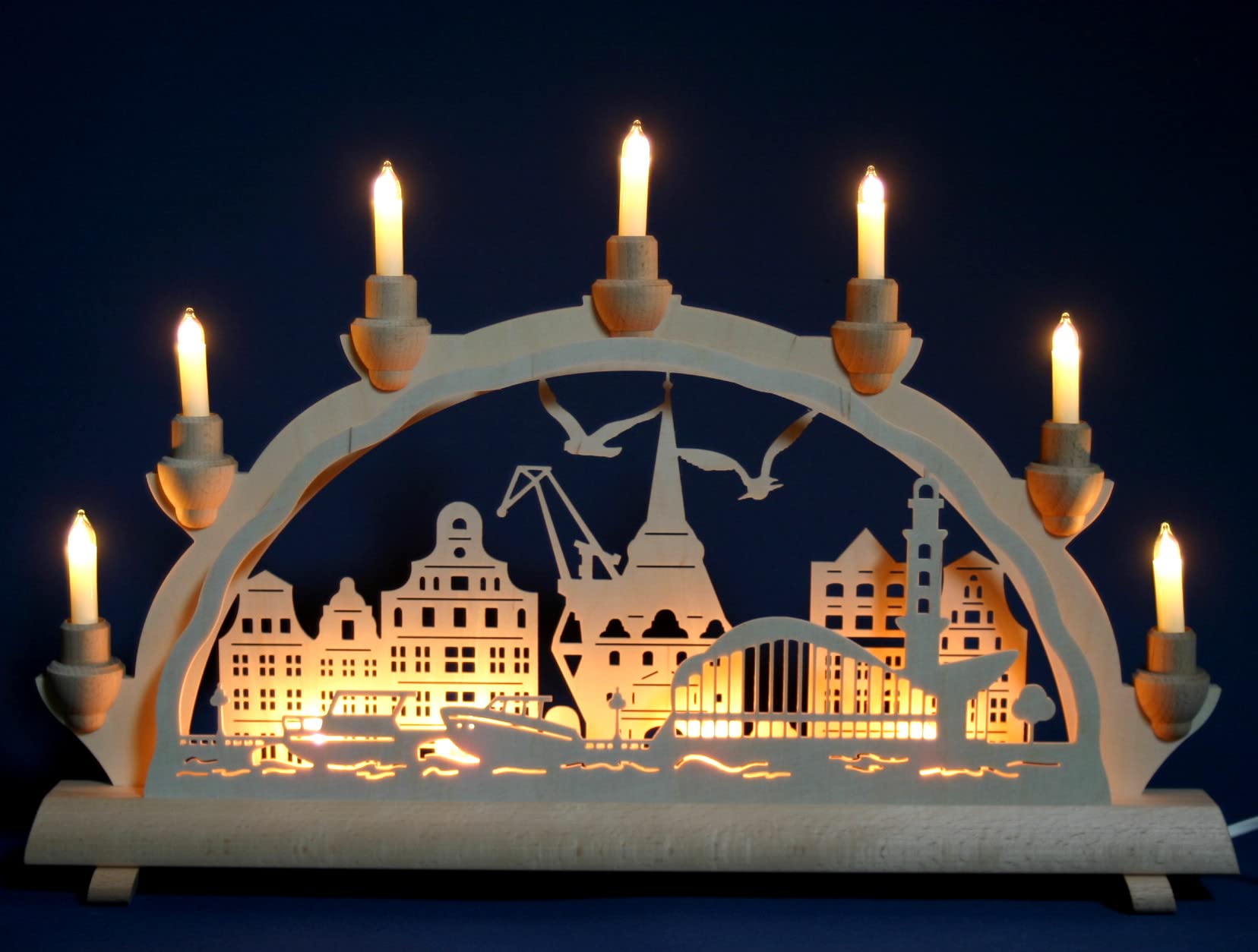 Schlick & Türk Schwibbogen Rostock/Warnemünde - Stadtmotiv - 51cm, 7 Kerzen + Vorbeleuchtung - Feine Handarbeit aus dem Erzgebirge - Weihnachten erzgebirgischer Lichterbogen