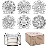 Vienen en una compacta caja tipo kraft. Además de los 6 posavasos, viene incluida una base metálica negra muy minimalista para colocarlos encima y que formen parte de la decoración de tu casa cuando no estén en uso.