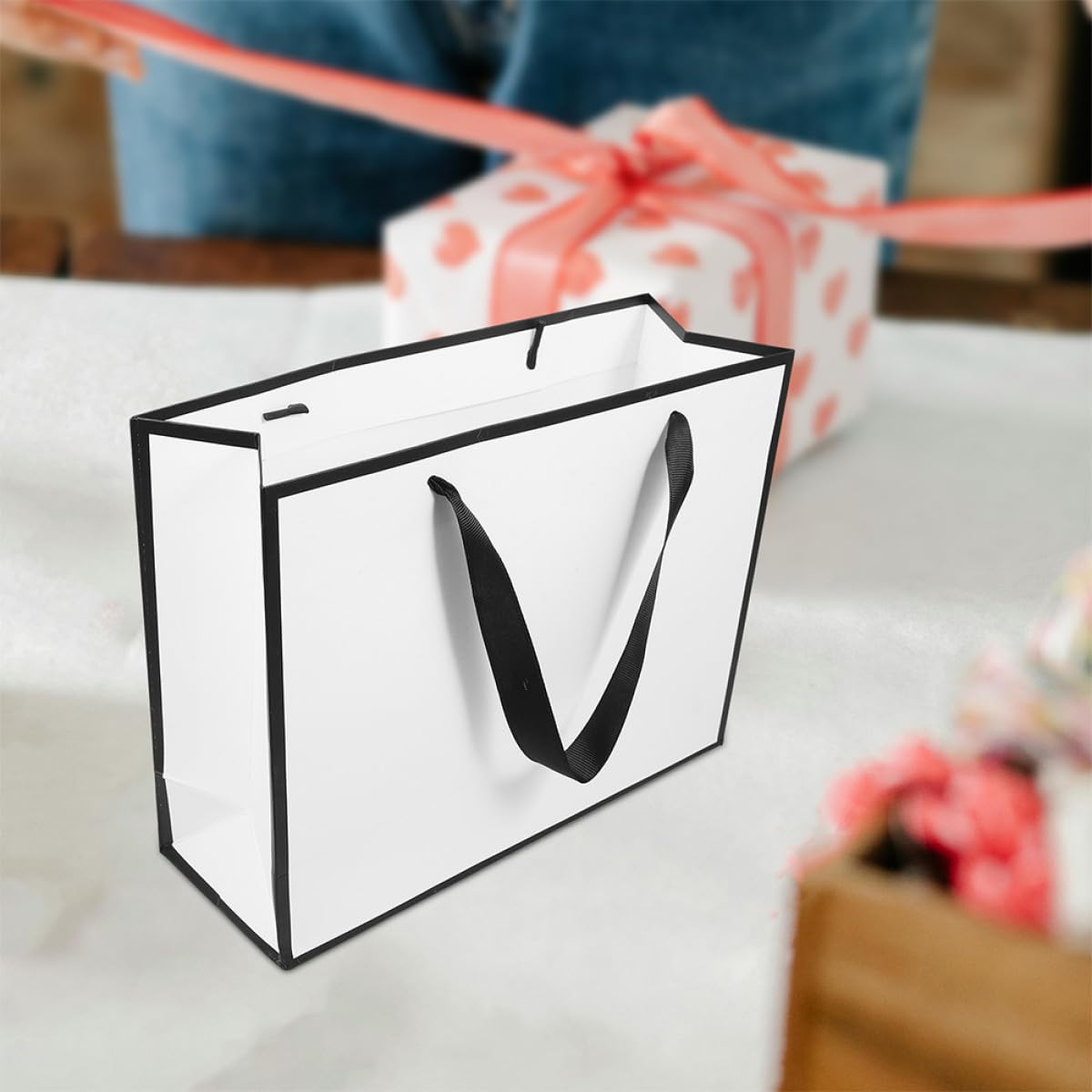 VOSAREA 20 Paquet D'emballage Présent en Papier Blanc Poignées, Pratiques et Légers, Capacité Raisonnable pour Fêtes et Anniversaires, Lot de 20 Pièces
