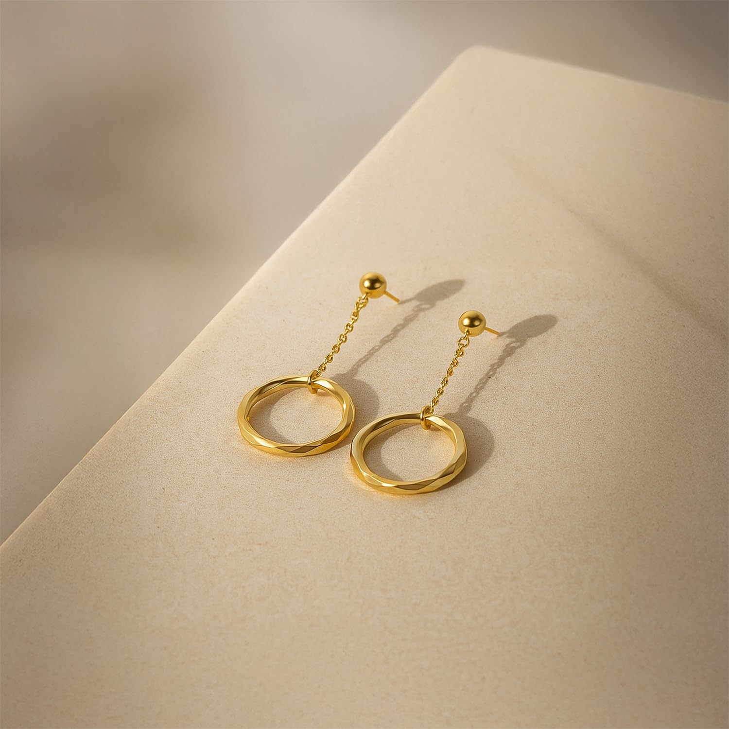 Carissima Damskie kolczyki z zawieszką w kształcie pierścienia i łańcuszka z 9-karatowego żółtego złota ze szlifem diamentowym 18 mm