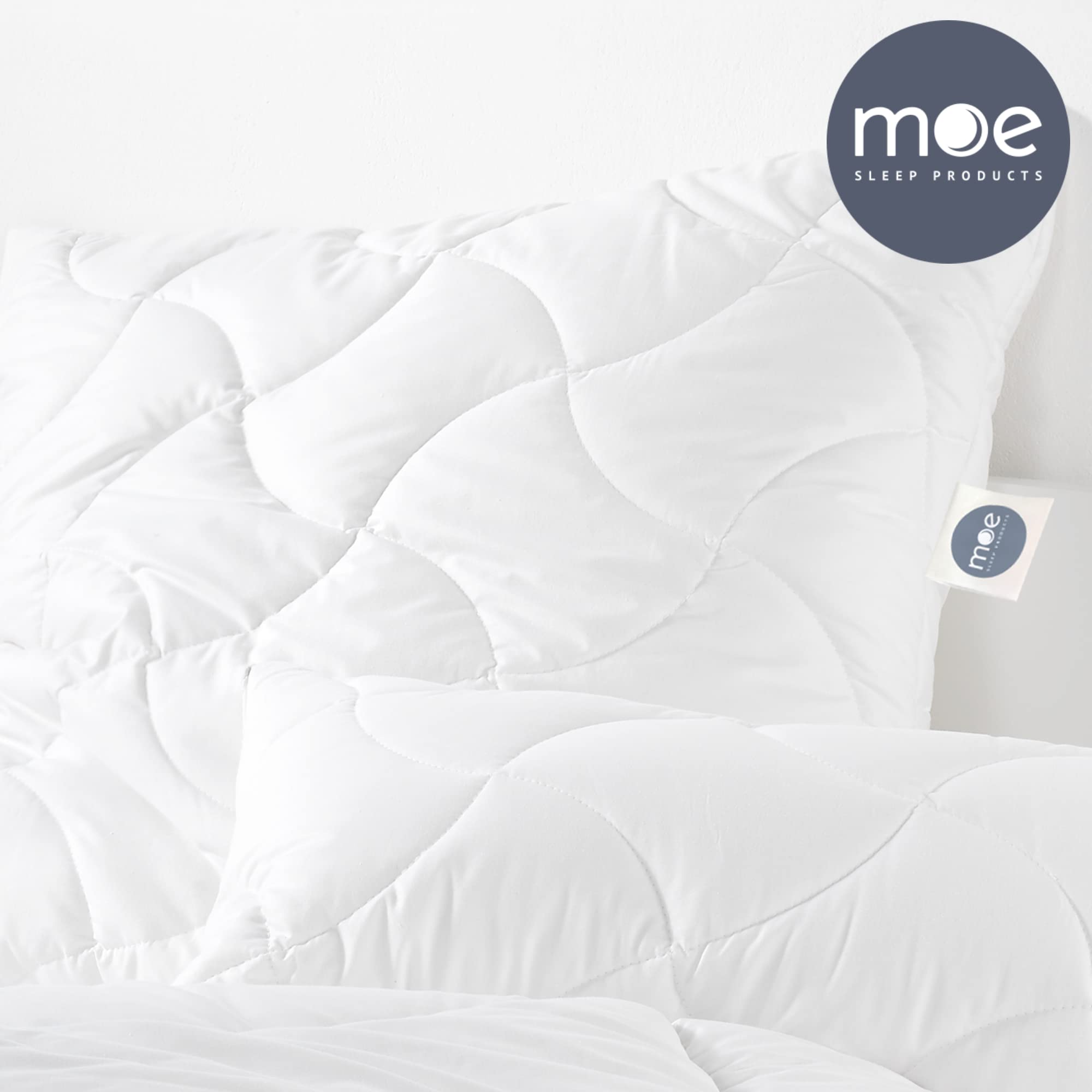 moe Breezy Dream Steppkissen 80x80 cm - temperaturregulierendes Kissen mit Steppmuster, Kopfkissen, Made in Germany, Bezug 100% Baumwolle, auch für Allergiker geeignet, Füllmenge 750 g