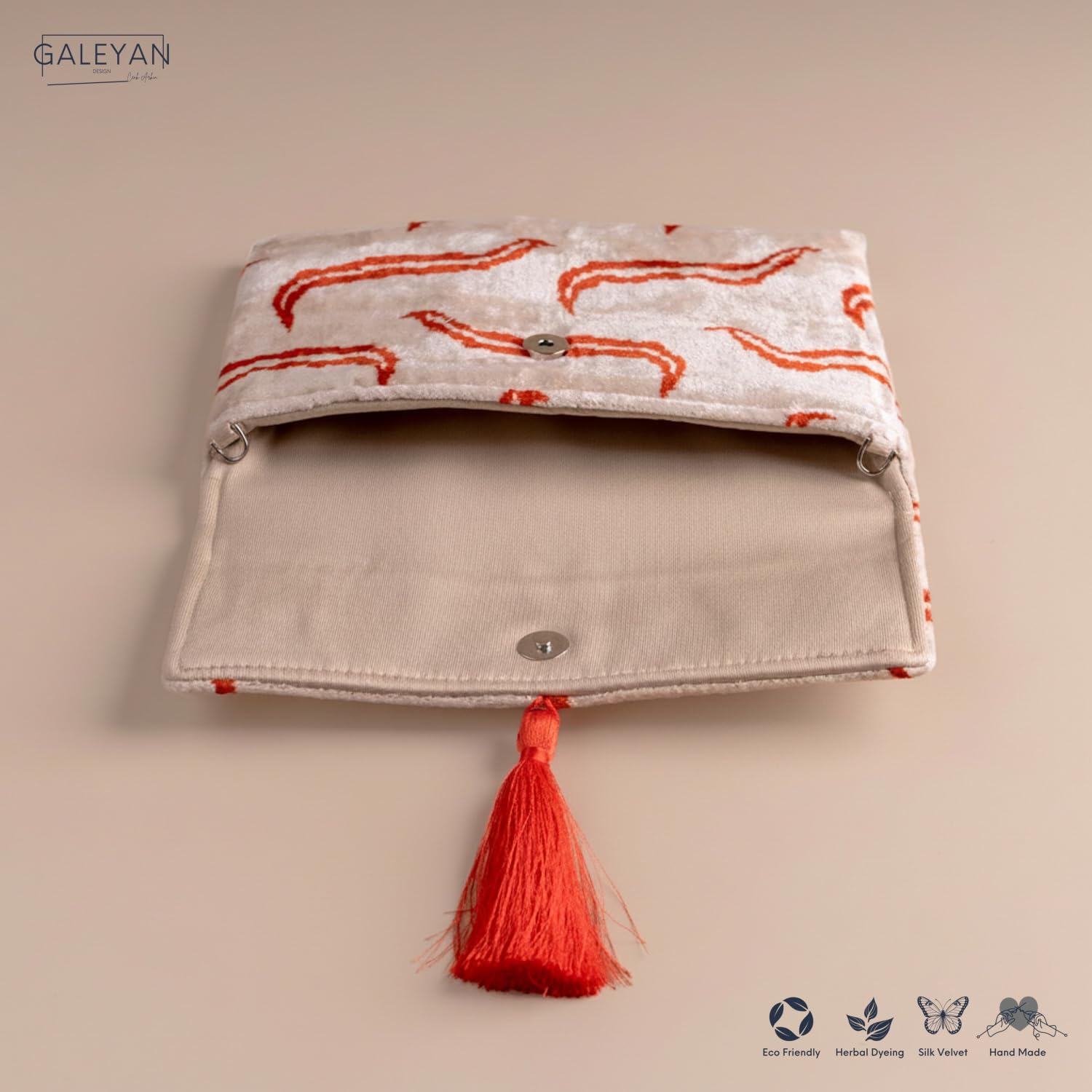 Pochette Ikat in velluto di seta fatta a mano, stile busta, design bohémien, motivo etnico, opzione cinturino a catena, pochette per feste serali, borsa premium, bianco sporco, rosso