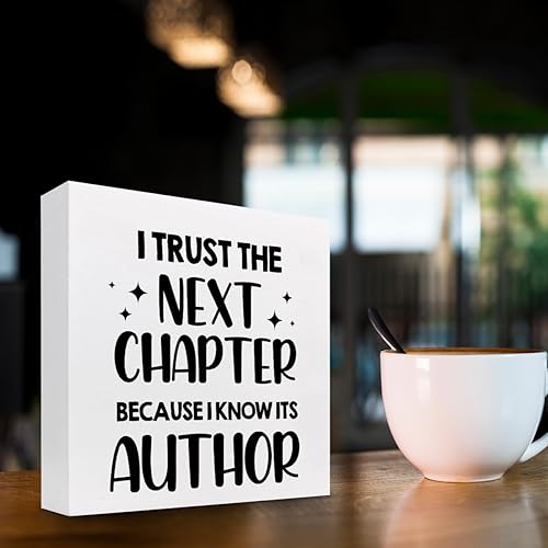 Miniatura 3 de Letrero de madera con texto en inglés "I Trust Next Chapter Because I Know Its Author", decoración de escritorio inspiradora de madera, placa de