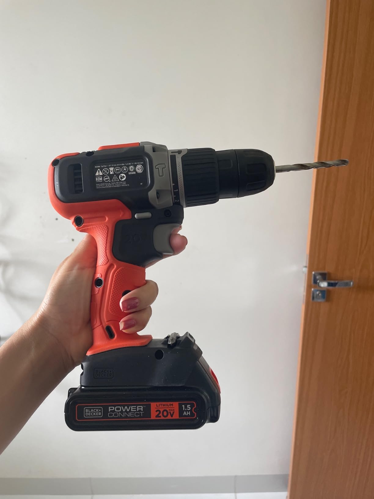 BLACK+DECKER Furadeira e Parafusadeira VRR com 2 velocidades, Furadeira de Impacto 360 RPM a 1.400 RPM, 110V, Modelo BCD704C1, 20V BLACK+DECKER Furadeira e Parafusadeira VRR com 2 velocidades, Furadeira de Impacto 360 RPM a 1.400 RPM, 110V, Modelo BCD704C1, 20V