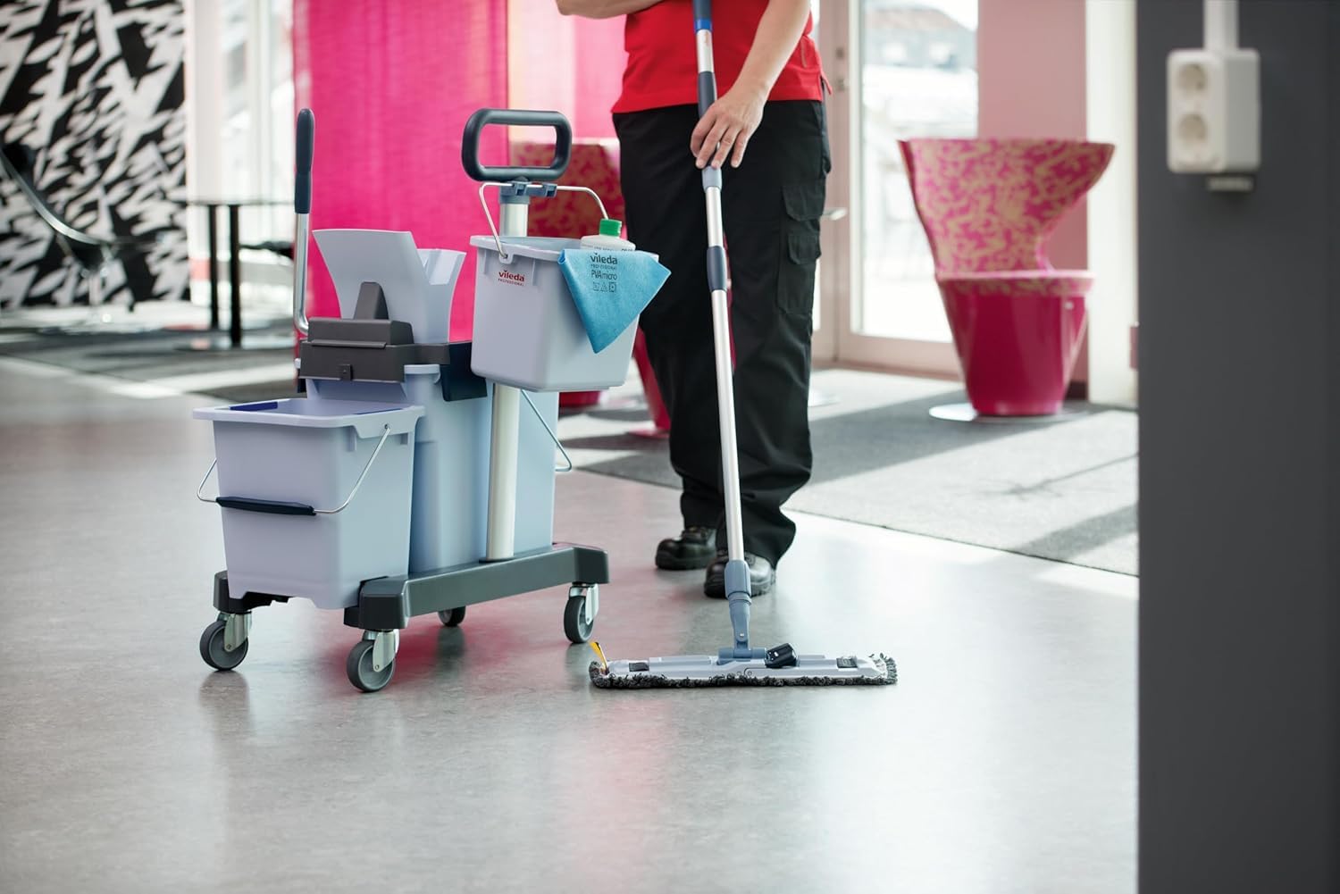 Vileda Professional, UltraSpeed Pro Fahreimer Ready‑to‑Go Set 25 L mit Presse, r‑MicroSpeed Max 4D Mop, 40‑cm Halter & Teleskopstiel – Recycling‑Microfaser, entfernt 99,9 % Viren