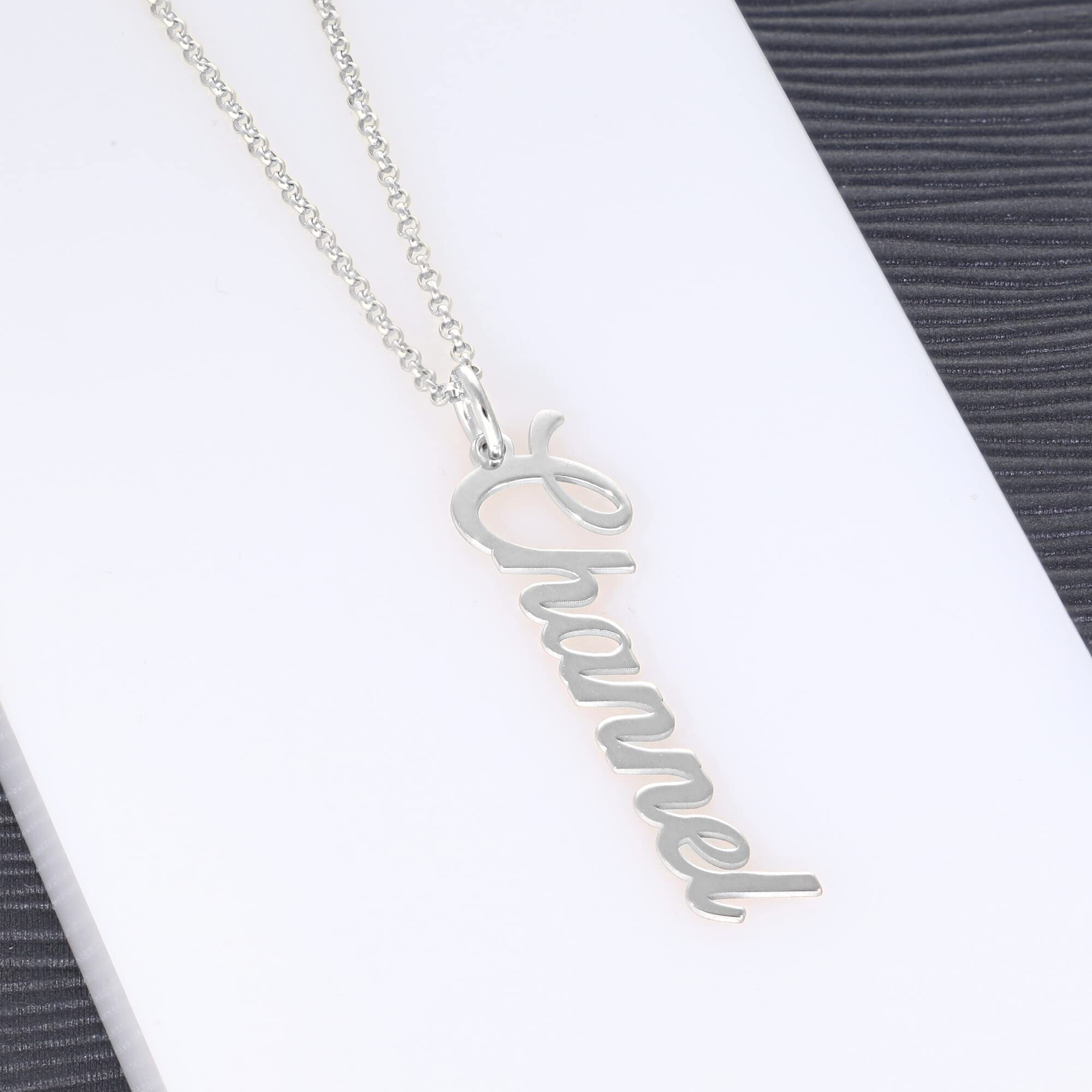 Colgante Personalizado con Nombre - Plata de Ley 925/1000 para Mujer – Collar Artesanal con Cadena Ajustable - Hecho en España (Modelo Vertical, Plata de Ley)