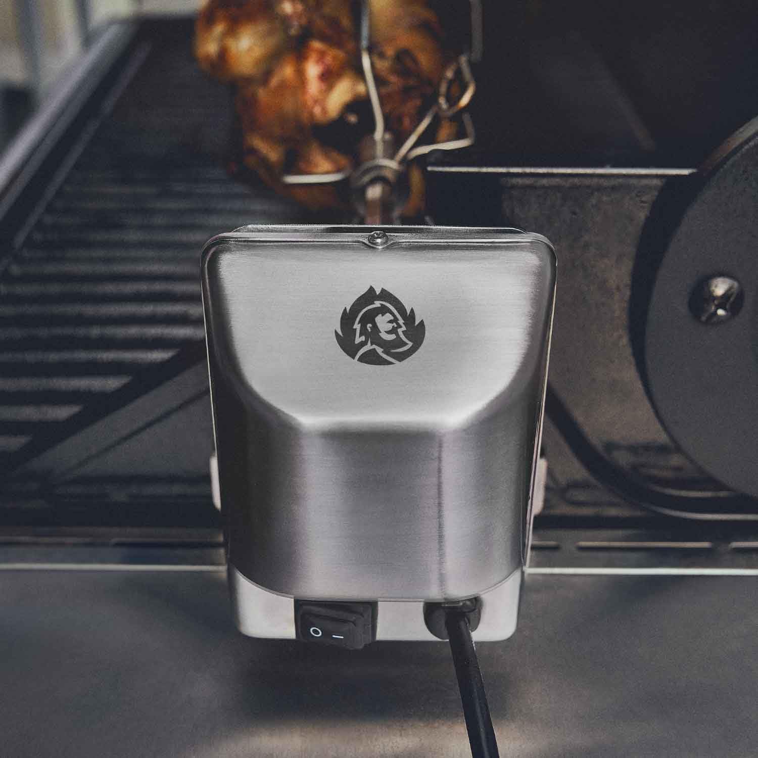 BURNHARD Spiedo Rotante 4 bruciatori Motore Elettrico 4 Watt, forchette in Acciaio Inox, Custodia Motore Resistente agli Spruzzi, Manico Resistente al Calore, contrappeso – Fred Earl
