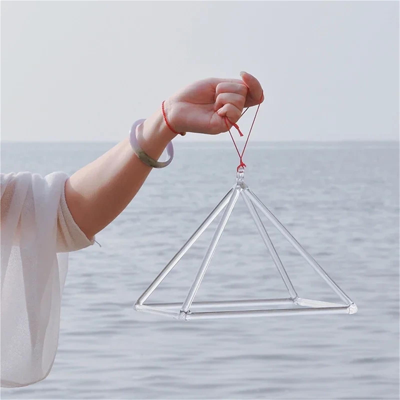 Singende Pyramide aus klarem Kristall