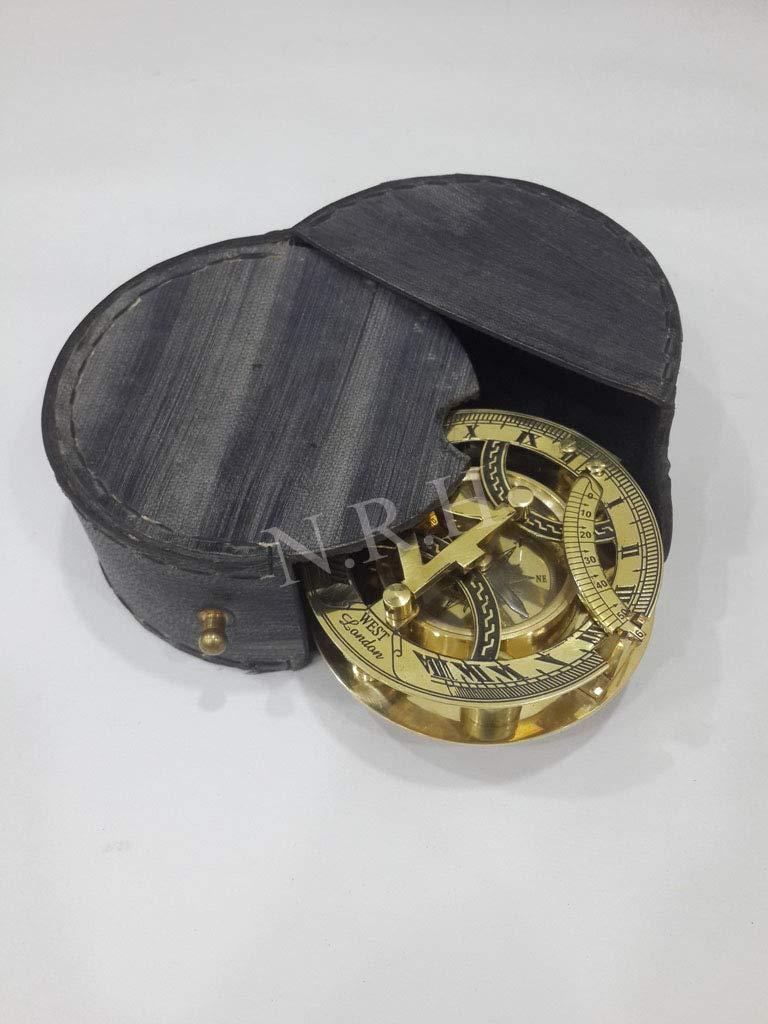 Bussola Nautica Vintage con Finitura in Ottone e Custodia in Pelle