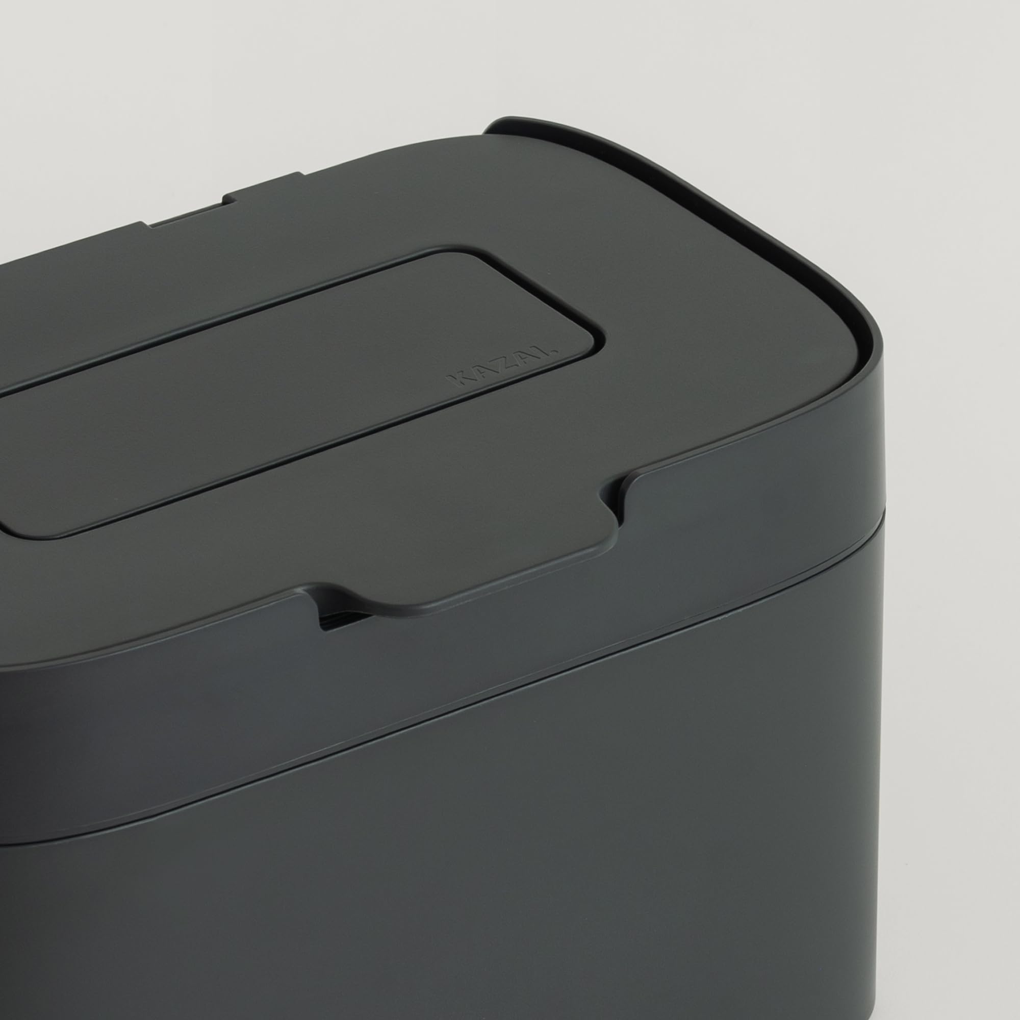 KAZAI. Bio-Mülleimer 'Elin' | 4,5L Kompost-Eimer mit Kohlefilter | Geruchsdicht, Spülmaschinenfest, inkl. Innenbehälter | Biomüll-Behälter für die Küche | Graphite-Schwarz