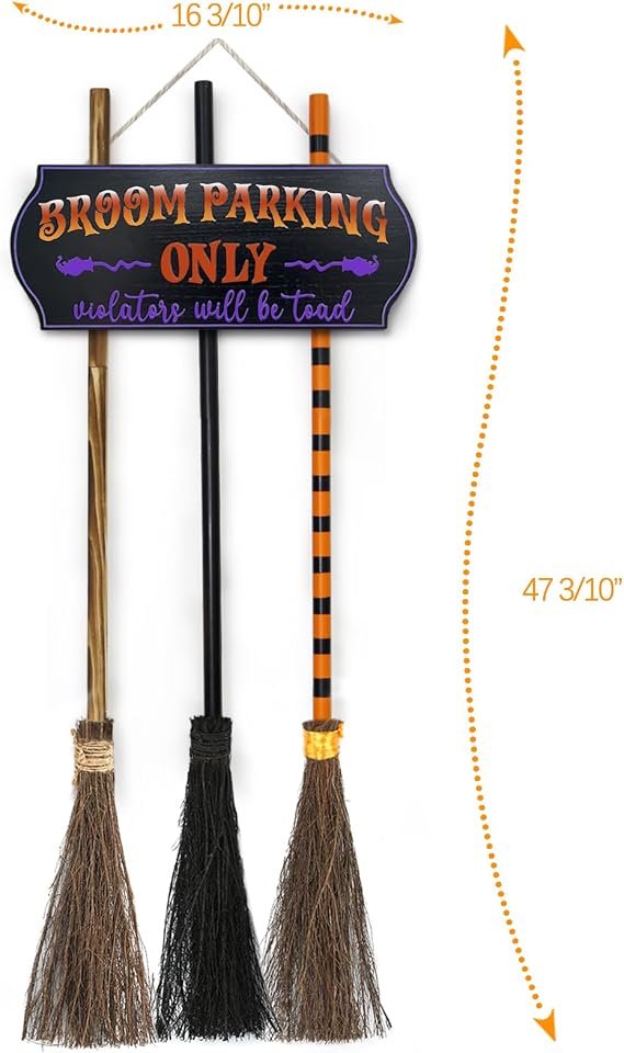 ديكورات الهالوين - ديكور الهالوين - لافتة موقف سيارات المكنسة مع 3 مكانس ساحرة خشبية - ديكور حائط الشرفة الأمامية اللطيف Hocus Pocus لديكور الحفلات الداخلية والخارجية للمكتب المنزلي