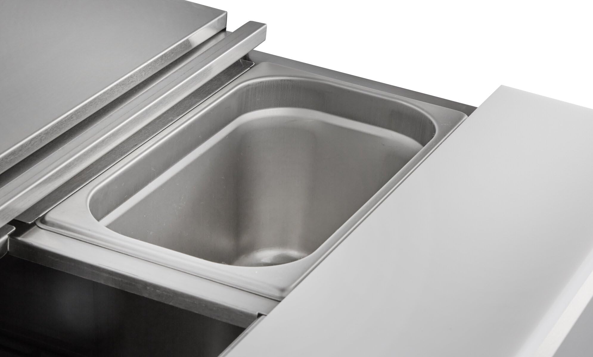 GastroHero Saladette 1370, 368 L, 3 Türen, 3 Böden, Edelstahl SH903 | Fixierbarer Klappdeckel, mit Kunststoffschneidebrett, Platz für 4 x 1/1 GN Behälter, 2 bis +8°C