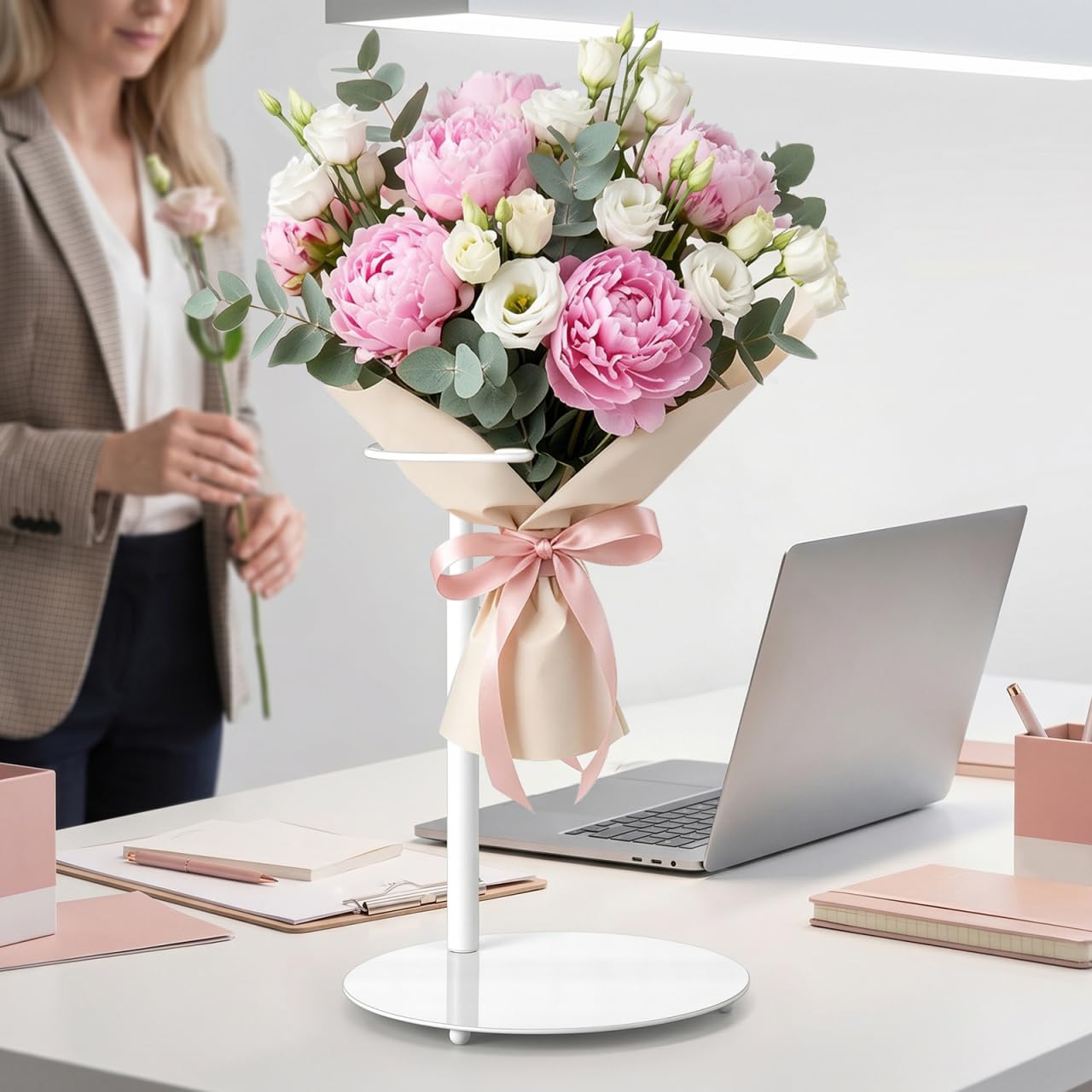Luxshiny Espositore per bouquet in ferro, supporto per bouquet di fiori, supporto regolabile per bouquet da scrivania, supporto da tavolo per composizioni floreali da matrimonio, bianco