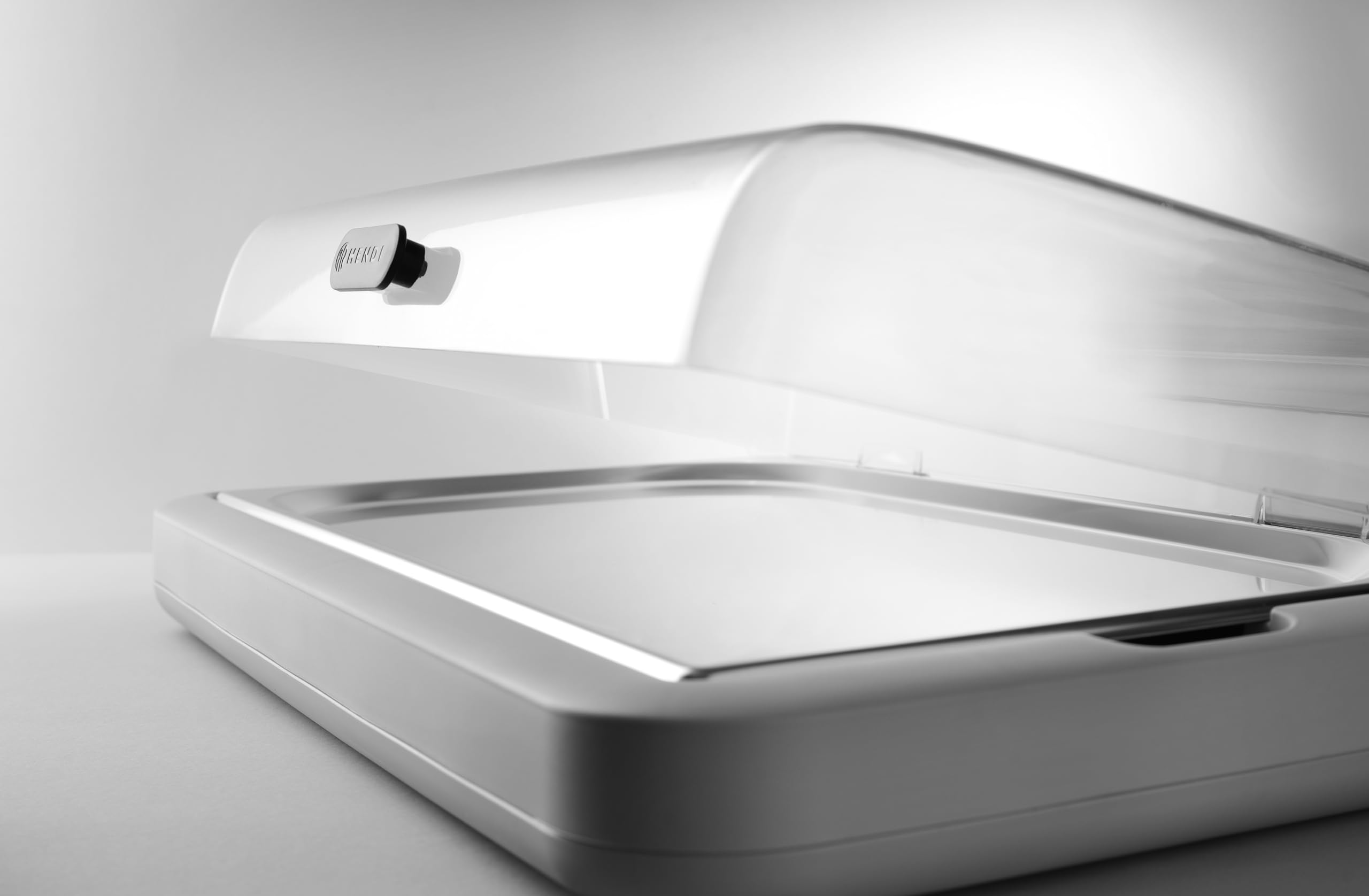HENDI Expositor refrigerado UNIQ con cubierta transparente abatible de ABS, conjunto exhibidor con bandeja de acero inoxidable GN 1/1, bloque refrigerante, 593x389x(H)147mm, polipropileno, blanco