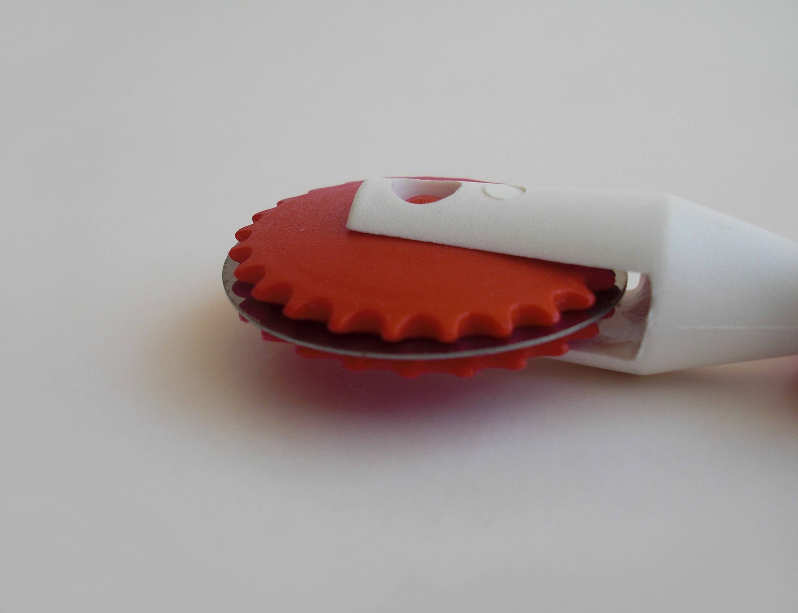 Tredoni 4cm Dough/Ravioli Stamp Cutter & Sealer Wheel, Pastry/Pasta Maker, Wooden Handle, Brown - Image 3