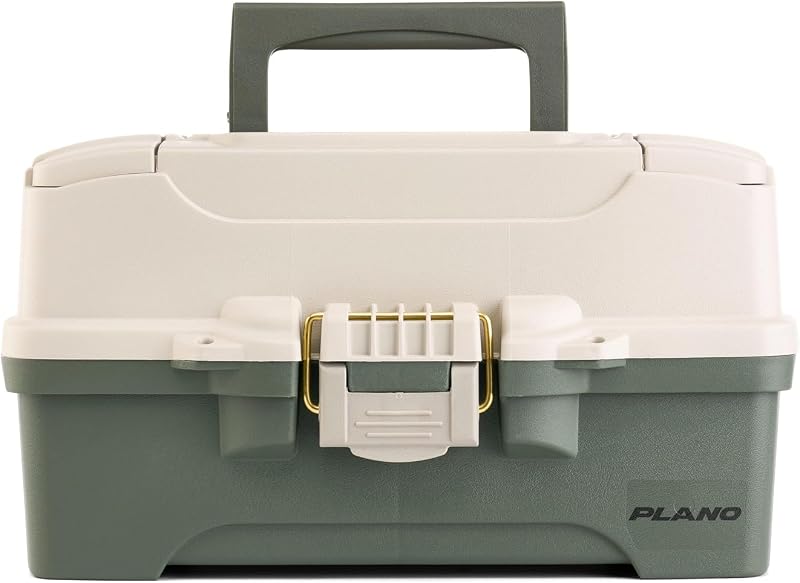 Plano Caja de aparejos de dos bandejas, verde/bronceado, pestillo de latón inoxidable, bandeja de acceso superior con almacenamiento profundo, fabricado en los EE. UU., organizador portátil de almacenamiento de equipo de pesca